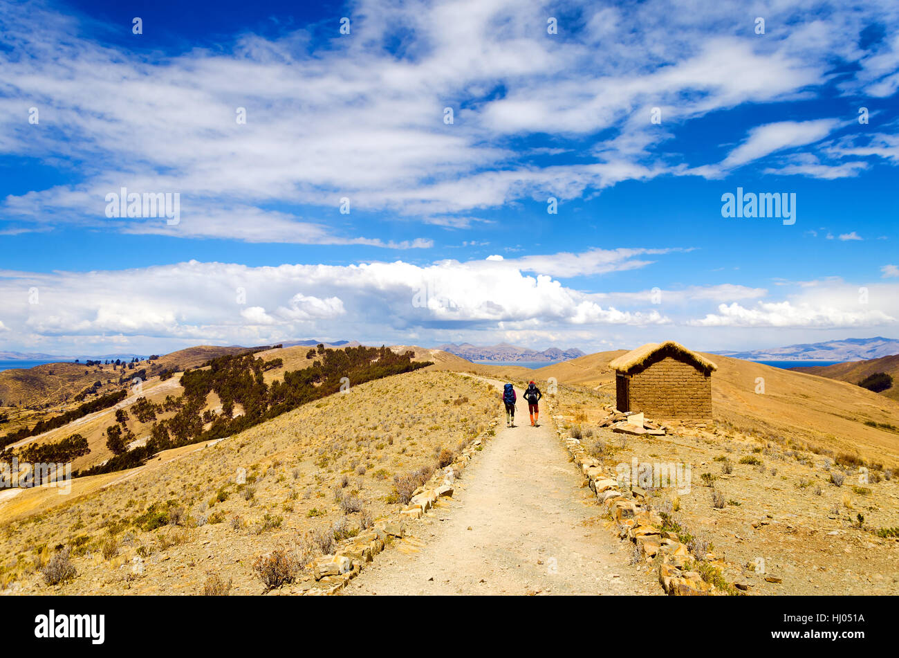 Backpackers su un sentiero sull' isola del sole in Bolivia Foto Stock