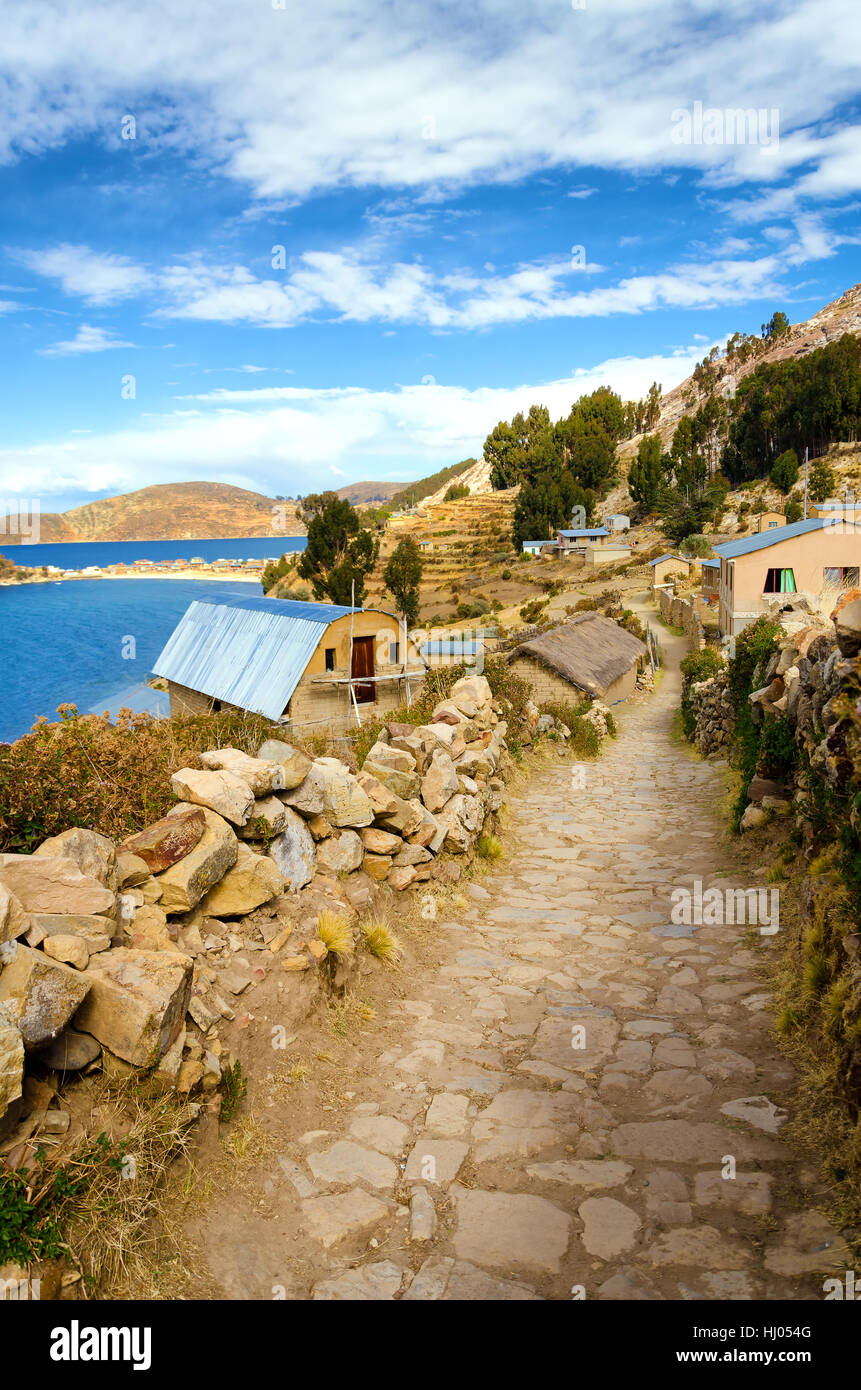 Piccolo villaggio di Challapampa sull'isola del sole in Bolivia sulle sponde del Lago Titicaca Foto Stock