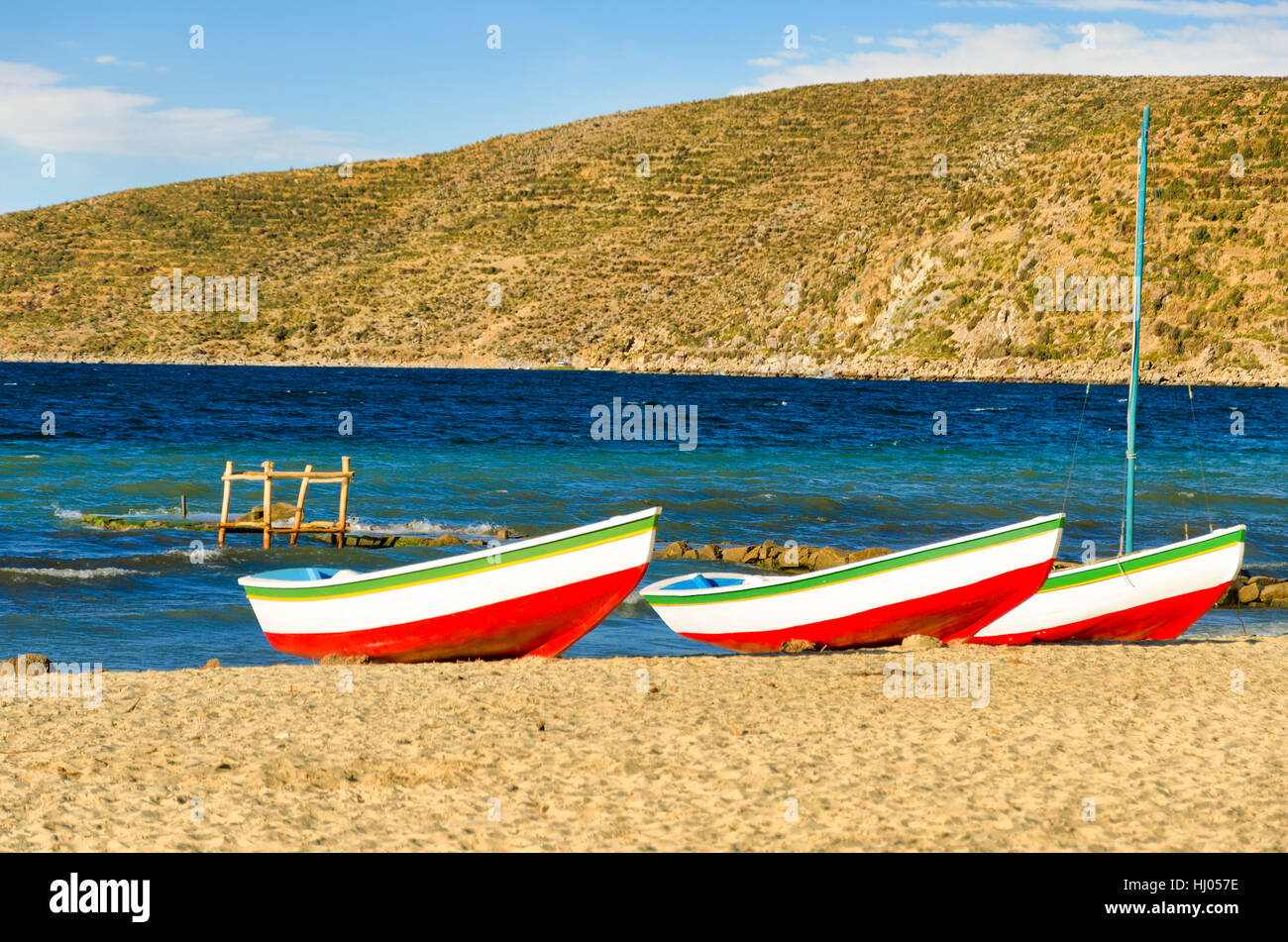 Tre barche di corrispondenza sulla riva del lago Titicaca sull'isola del sole in Bolivia Foto Stock