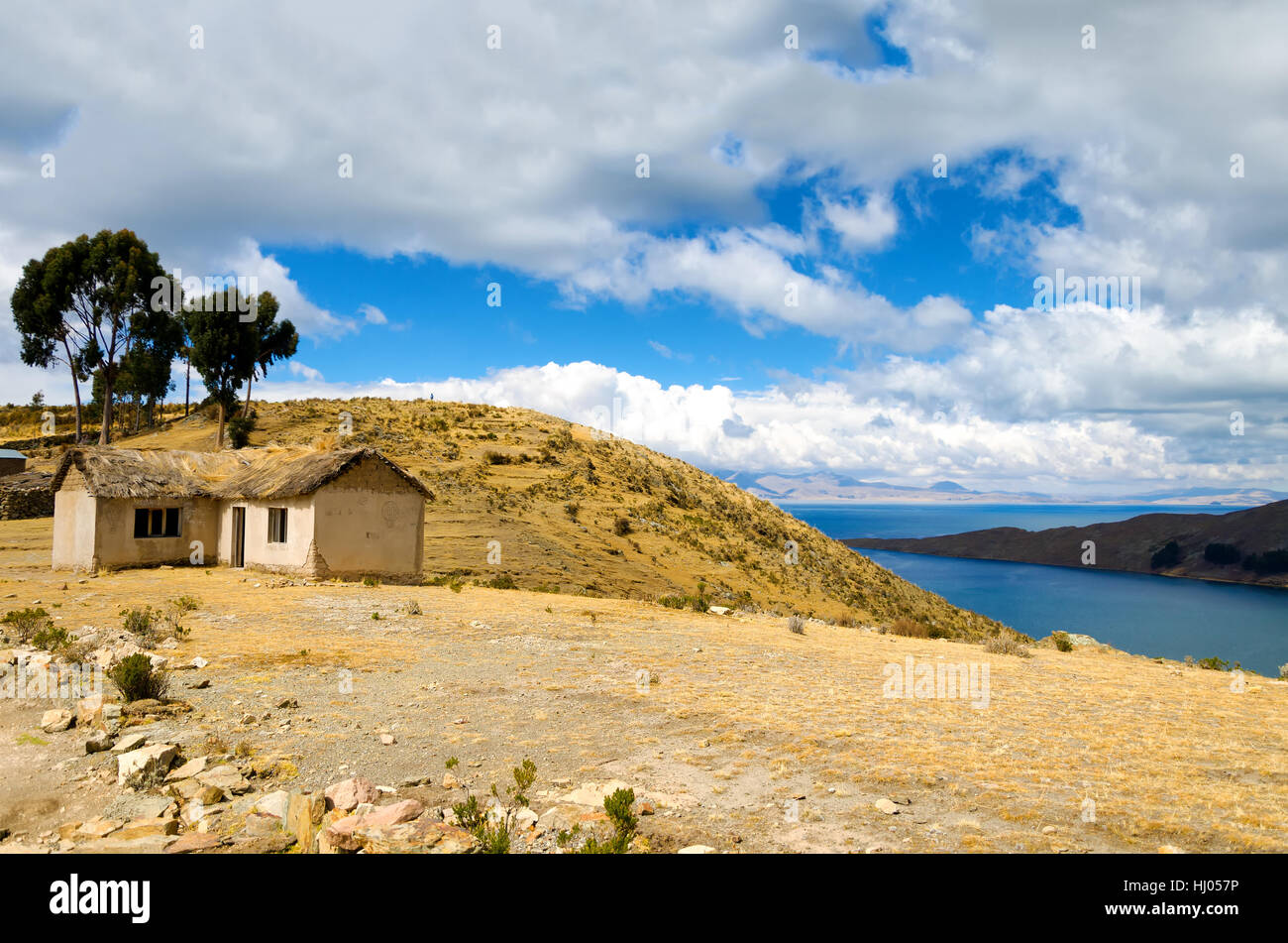 Piccolo hosue sull'isola del sole con lago Titicaca visibile in background in Bolivia Foto Stock