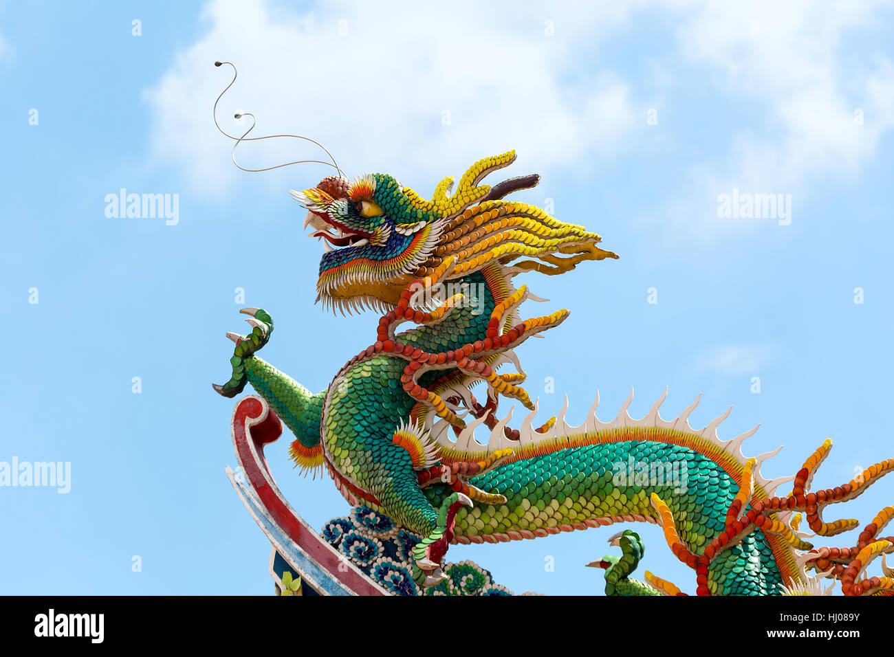 Ornato colorato drago cinese sul tetto del tempio Cinese Foto Stock