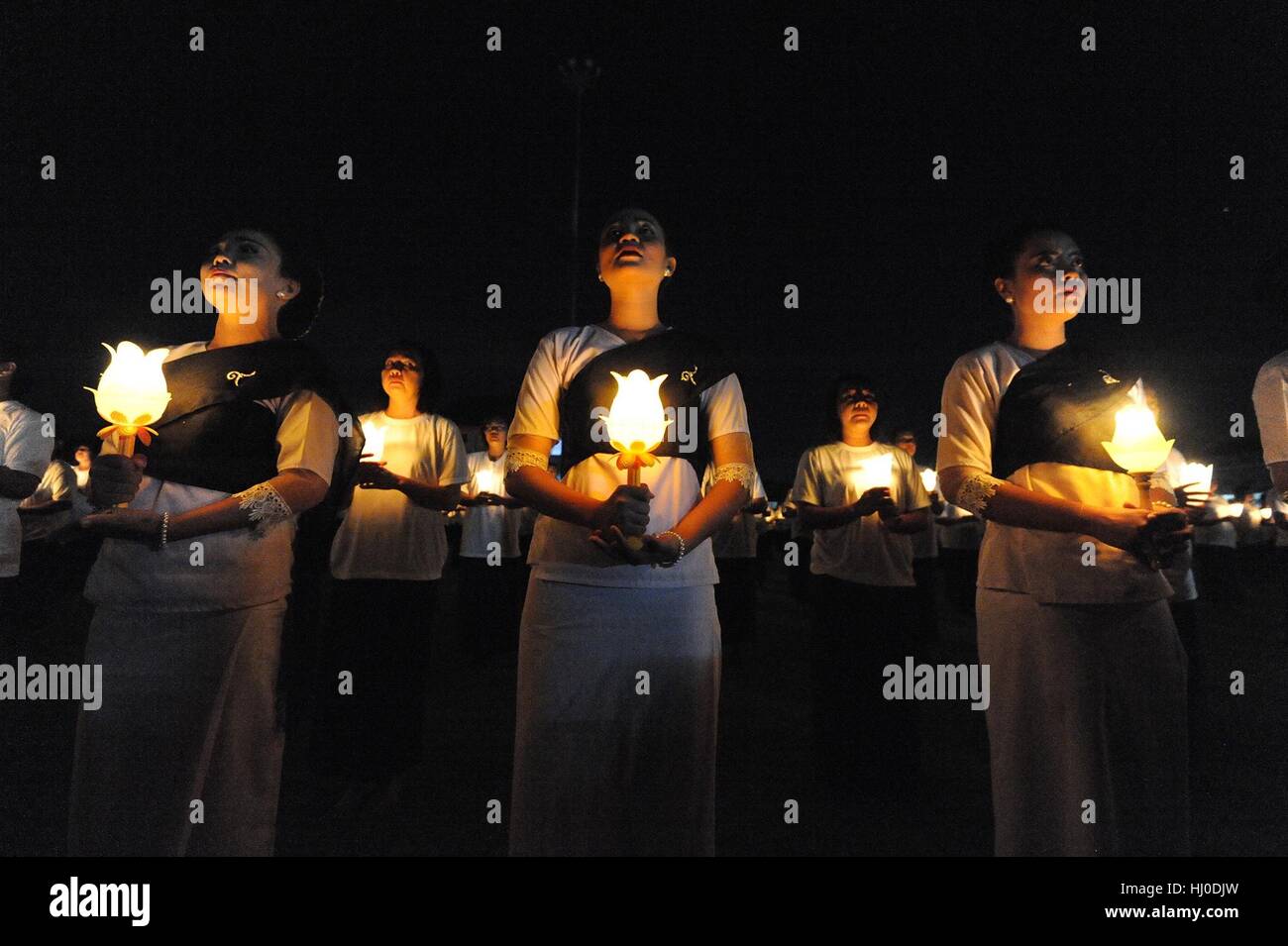 Bangkok, Tailandia. Xx gen, 2017. Prigionieri femmina accendono le candele e pregare durante un evento commemorativo che segna il centesimo giorno di Thai Re Bhumibol Adulyadej passa, in un carcere nella zona suburbana di Bangkok, Thailandia, 20 gennaio, 2017. Credito: Rachen Sageamsak/Xinhua/Alamy Live News Foto Stock