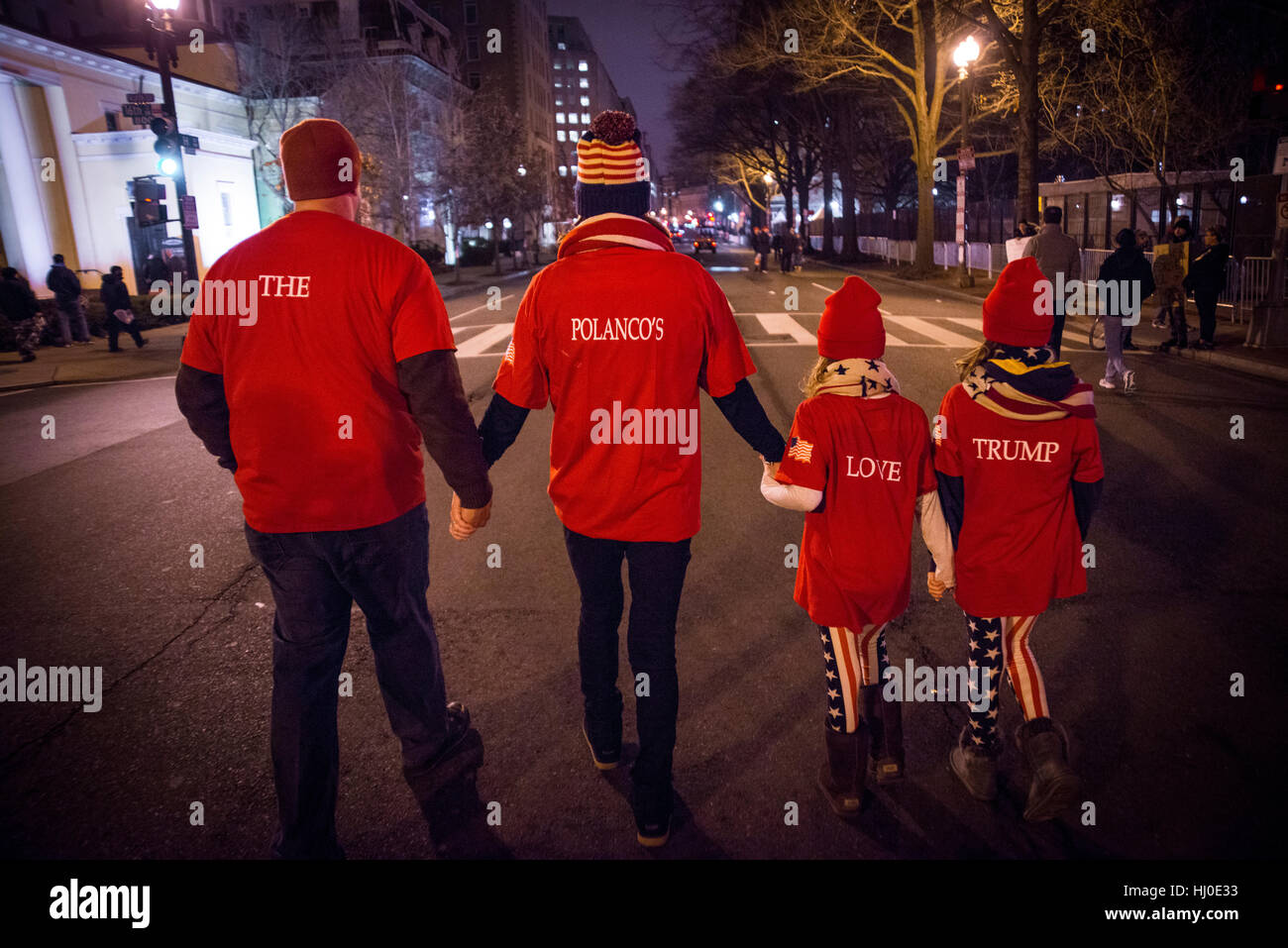 Washington DC, Stati Uniti. 20 gennaio 2017. La famiglia mostra sostegno a Donald Trump che cammina per una strada vicino alla Casa Bianca. Trump diventa 45° presidente degli Stati Uniti. Credit: Yuriy Zahvoyskyy/Alamy Live News Foto Stock