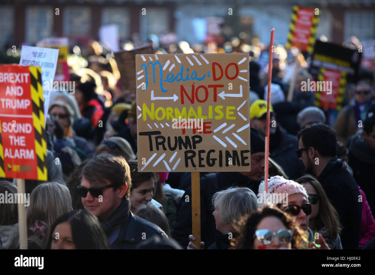 L'ambasciata USA, 24 Grosvenor Square, Londra, Regno Unito. Xxi gen, 2017. Migliaia di persone partecipano alle donne di marzo a Londra e in un rally in Trafalgar Square per la protezione delle donne dei diritti fondamentali e per la salvaguardia delle libertà minacciata dai recenti avvenimenti politici. Raduni in oltre trenta paesi di tutto il mondo stanno avendo luogo in occasione dell' investitura del Presidente USA Trump in Washington, DC Credito: Dinendra Haria/Alamy Live News Credito: Dinendra Haria/Alamy Live News Foto Stock