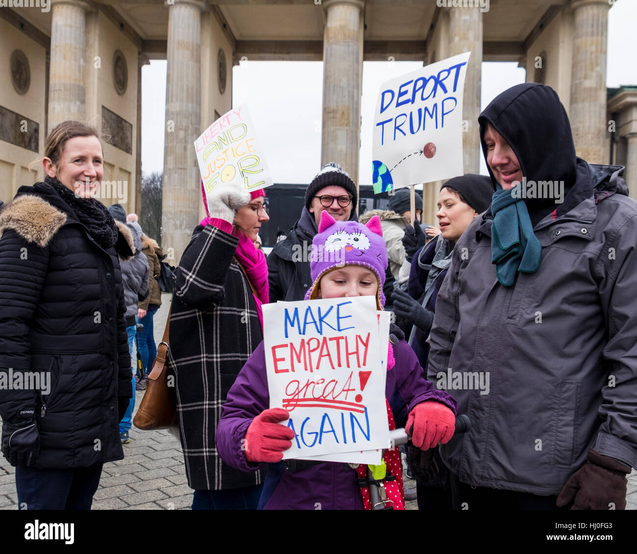 Berlino, Germania, 21 gennaio 2017. Donne, uomini e bambini si sono riuniti presso la Pariser Platz davanti all'AMBASCIATA DEGLI STATI UNITI oggi per protestare contro il Presidente recentemente inaugurato, Donald Trump. Protesta indetta a Londra, Berlino, Oslo, Toronto e altre città di tutto il mondo potranno esprimere il timore che Donald Trump costituisce una minaccia per i diritti umani e civili. Eden Breitz/Alamy Live News Foto Stock