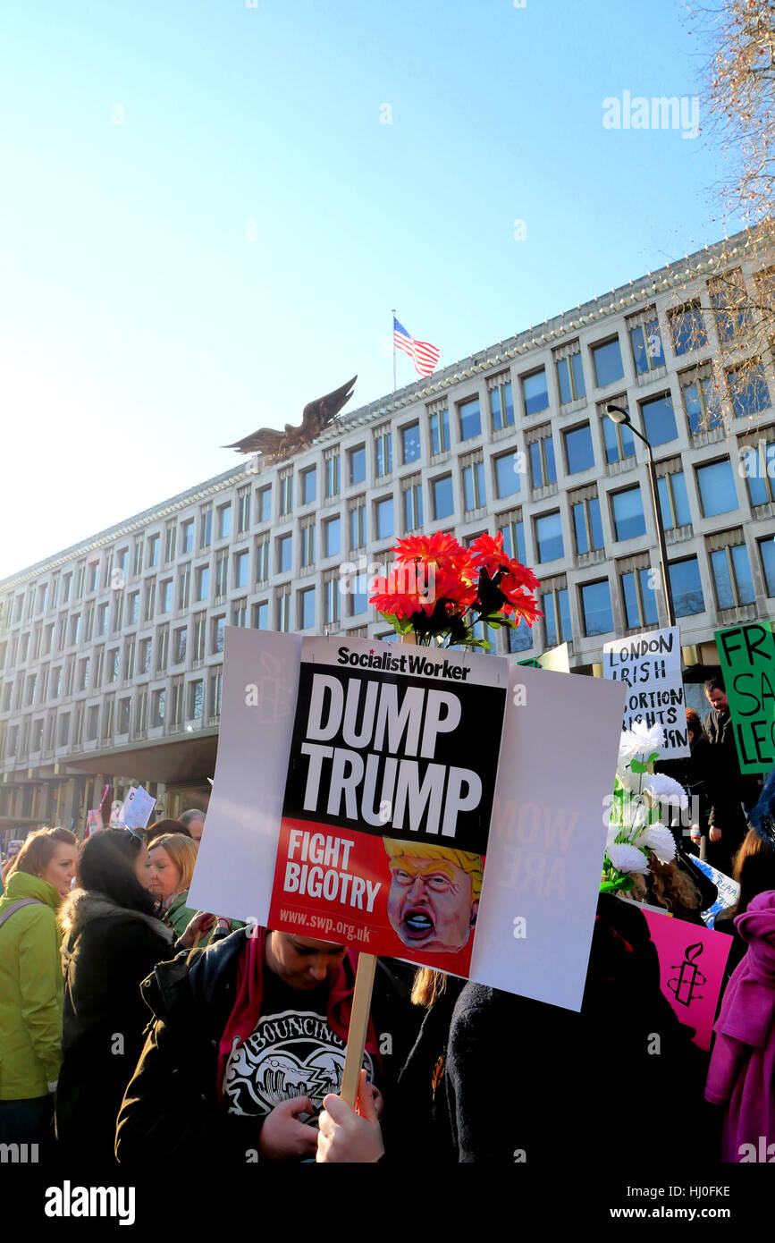 Londra, Regno Unito. Xxi gen, 2017. Le donne del marzo su Londra 2017 prende il via da fuori l'ambasciata Usa a Londra. Credito: Brian Minkoff/Alamy Live News Foto Stock