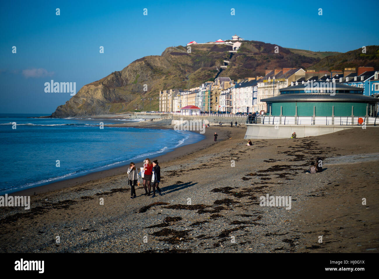 Aberystwyth Wales UK, sabato 21 gennaio 2017 UK meteo: dopo un freddo la notte, con temperature ben al di sotto dello zero, le persone godono di una bella giornata di sole sulla spiaggia a Aberystwyth su Cardigan Bay costa del Galles occidentale foto Keith Morris / Alamy Live News Foto Stock