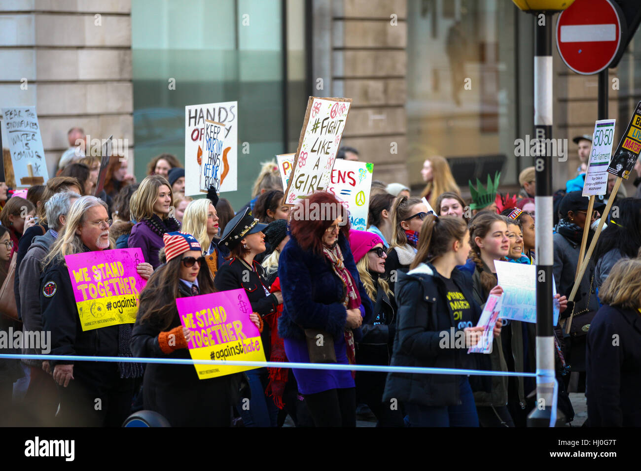 L'ambasciata USA, 24 Grosvenor Square, Londra, Regno Unito. 21 gen 2017 - Migliaia di persone prendono parte alle donne di marzo a Londra e in un rally in Trafalgar Square per la protezione delle donne dei diritti fondamentali e per la salvaguardia delle libertà minacciata dai recenti avvenimenti politici. Raduni in oltre trenta paesi di tutto il mondo stanno avendo luogo in occasione dell' investitura del Presidente USA Trump a Washington D.C. Credito: Dinendra Haria/Alamy Live News Credito: Dinendra Haria/Alamy Live News Foto Stock