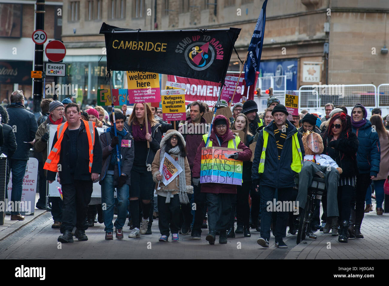 Cambridge, Regno Unito. Il 21 gennaio, 2017. Dimostrazione di Cambridge, Inghilterra, Regno Unito contro le politiche di recente installato presidente Trump negli Stati Uniti. Cambridge Inghilterra UK 21 gennaio 2017 Credit: BRIAN HARRIS/Alamy Live News Foto Stock