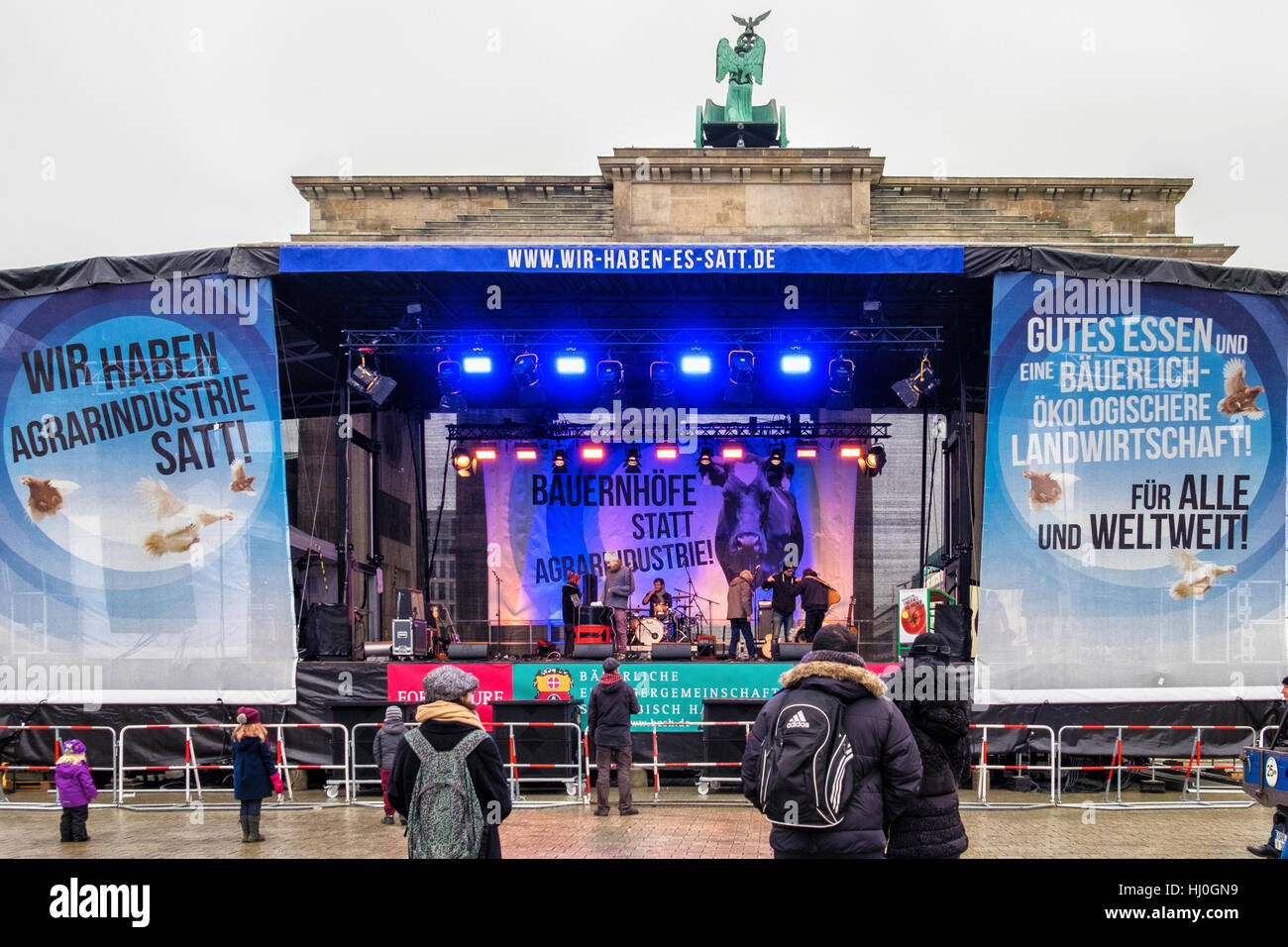 Berlino, Germania, 21 gennaio, 2017. La roccia per natura stadio viene istituito presso la Porta di Brandeburgo, il concerto è parte di una manifestazione che si oppone all'ingegneria genetica di piante e viene portato a Berlino dal Bäuerlichen Generatorgemeinschaft Schwäbisch Hall (BESH). Eden Breitz/Alamy Live News Foto Stock