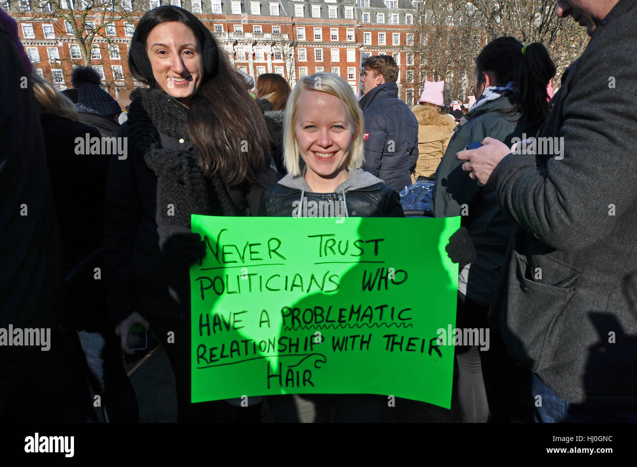 Donald Trump protesta. Una donna marzo su Londra raccolte al di fuori dell'Ambasciata degli Stati Uniti prima di partire per un rally in Trafalgar Square Foto Stock