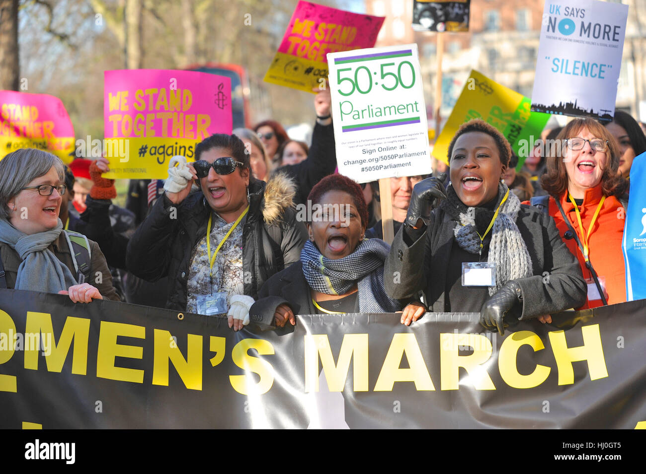 Londra, Regno Unito. Il 21 gennaio, 2017. Bonnie Greer, OBE (centro, drammaturgo American-British, romanziere e critico) marciare alla testa delle donne del marzo su Londra. La dimostrazione è una delle donne-led marche e accoglienti per tutti i partecipanti, svolgendo in tutto il mondo il 21 gennaio 2017, il primo giorno di Donald Trump assumerà la Presidenza, come parte di una giornata internazionale di azione in solidarietà. Credito: Michael Preston/Alamy Live News Foto Stock