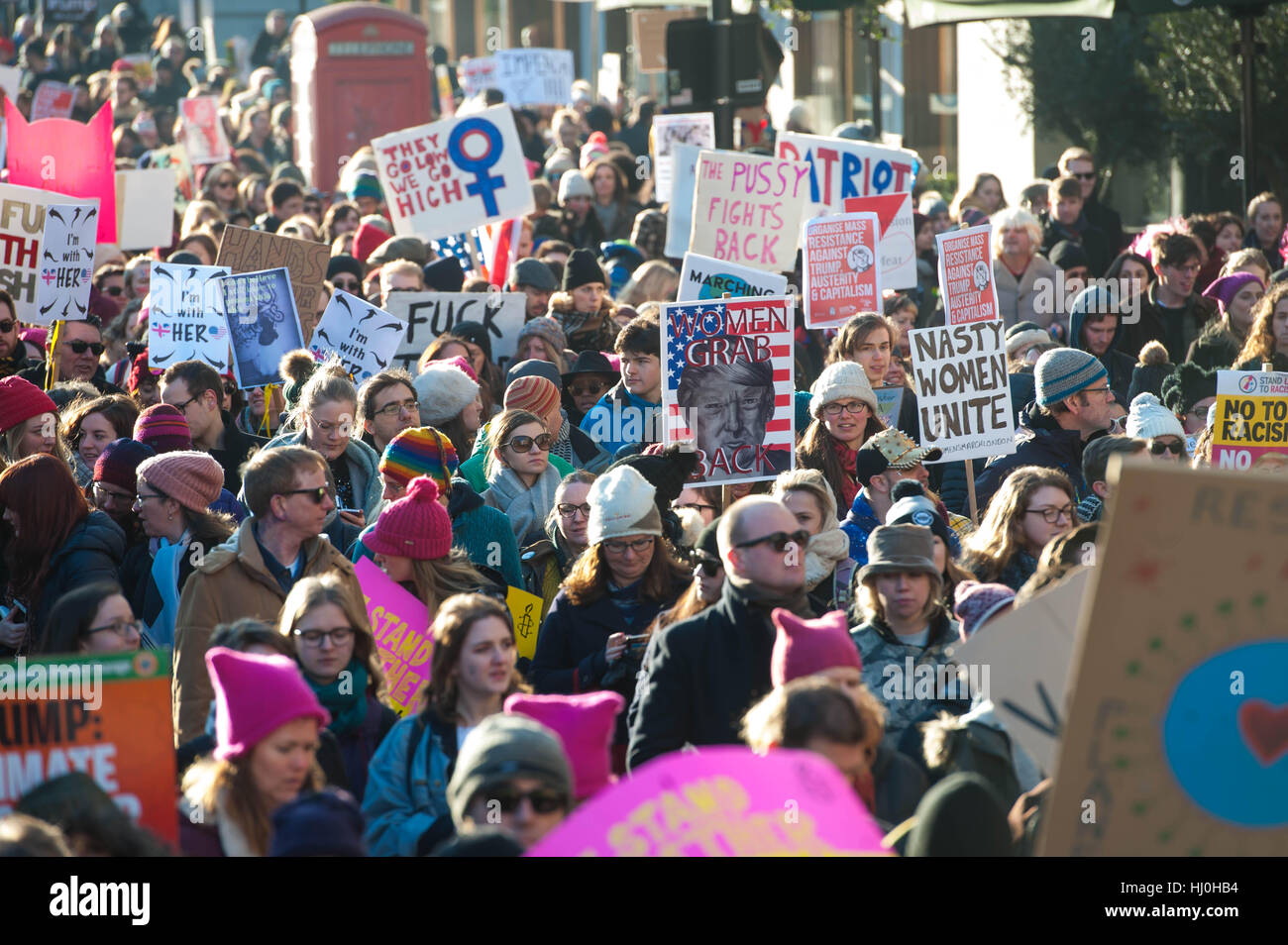 Londra, Inghilterra - 21 gennaio: manifestanti prendere parte alle donne di marzo il 21 gennaio 2017 a Londra, Inghilterra. Le donne del marzo originato in Washington DC, ma ben presto si diffuse per essere un global march, chiedendo a tutti i cittadini interessati ad alzarsi in piedi per la parità, diversità e inclusione e per i diritti della donna per essere riconosciuto in tutto il mondo come i diritti dell'uomo. Global marche sono ora trattenuto, nello stesso giorno, attraverso sette continenti. Michael Tubi / Alamy live News Foto Stock