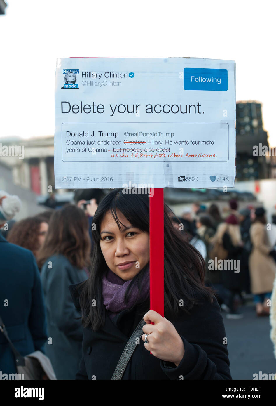 Londra, Inghilterra - 21 gennaio: manifestanti prendere parte alle donne di marzo il 21 gennaio 2017 a Londra, Inghilterra. Le donne del marzo originato in Washington DC, ma ben presto si diffuse per essere un global march, chiedendo a tutti i cittadini interessati ad alzarsi in piedi per la parità, diversità e inclusione e per i diritti della donna per essere riconosciuto in tutto il mondo come i diritti dell'uomo. Global marche sono ora trattenuto, nello stesso giorno, attraverso sette continenti. Michael Tubi / Alamy live News Foto Stock