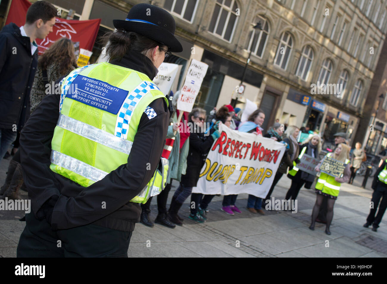 Cardiff, Galles. Xxi gen, 2017. I manifestanti che partecipano le donne del marzo su Queen Street, come parte di un movimento contro Donald Trump. Credito: Aimee mandria/Alamy Live News Foto Stock