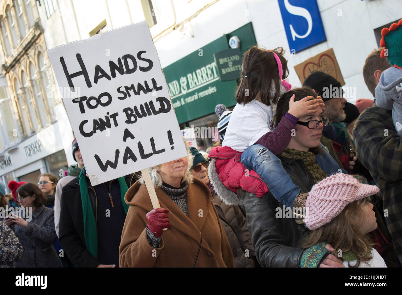 Cardiff, Galles. Xxi gen, 2017. I manifestanti che partecipano le donne del marzo su Queen Street, come parte di un movimento contro Donald Trump. Credito: Aimee mandria/Alamy Live News Foto Stock