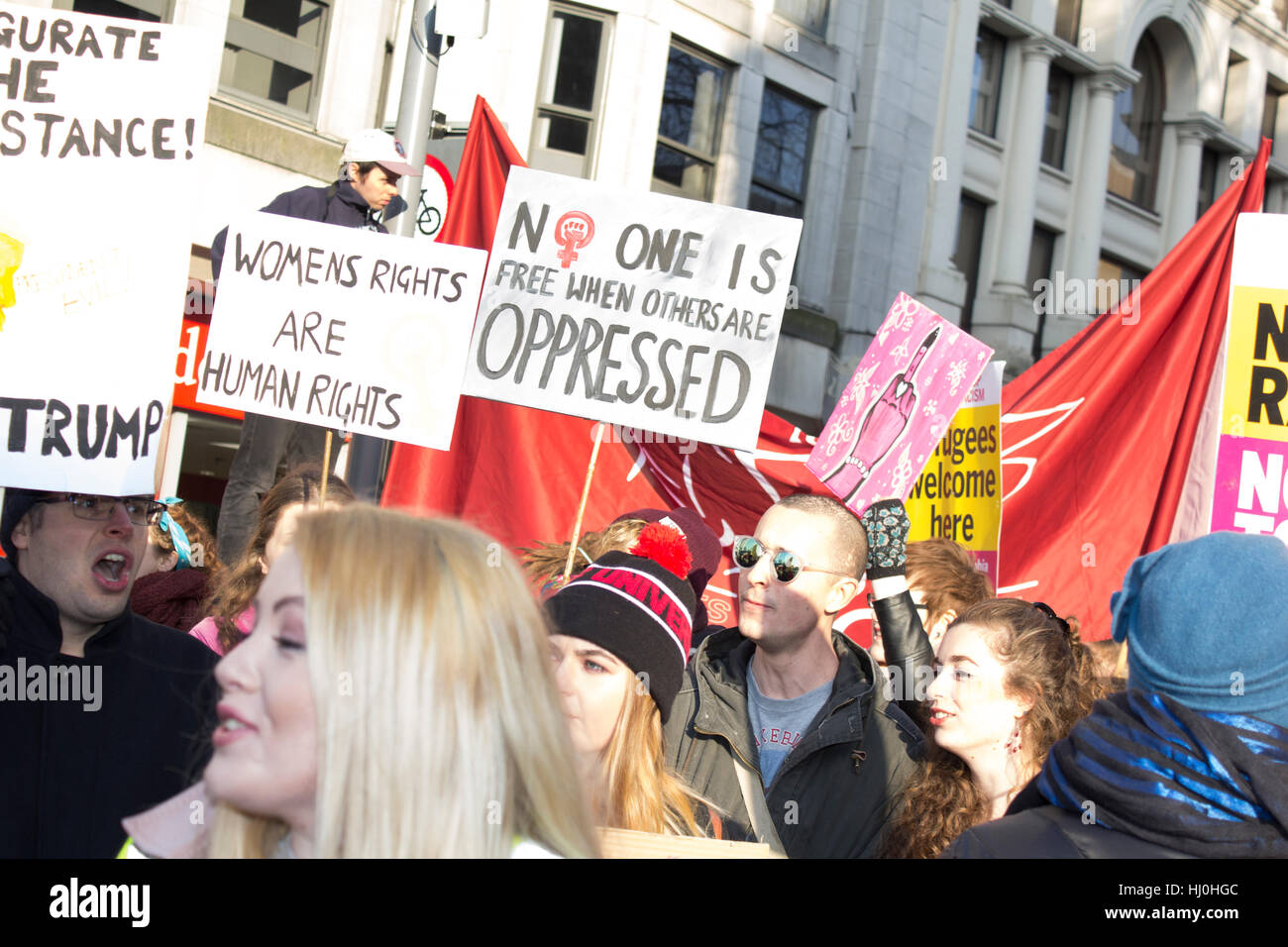 Cardiff, Galles. Xxi gen, 2017. I manifestanti che partecipano le donne del marzo su Queen Street, come parte di un movimento contro Donald Trump. Credito: Aimee mandria/Alamy Live News Foto Stock