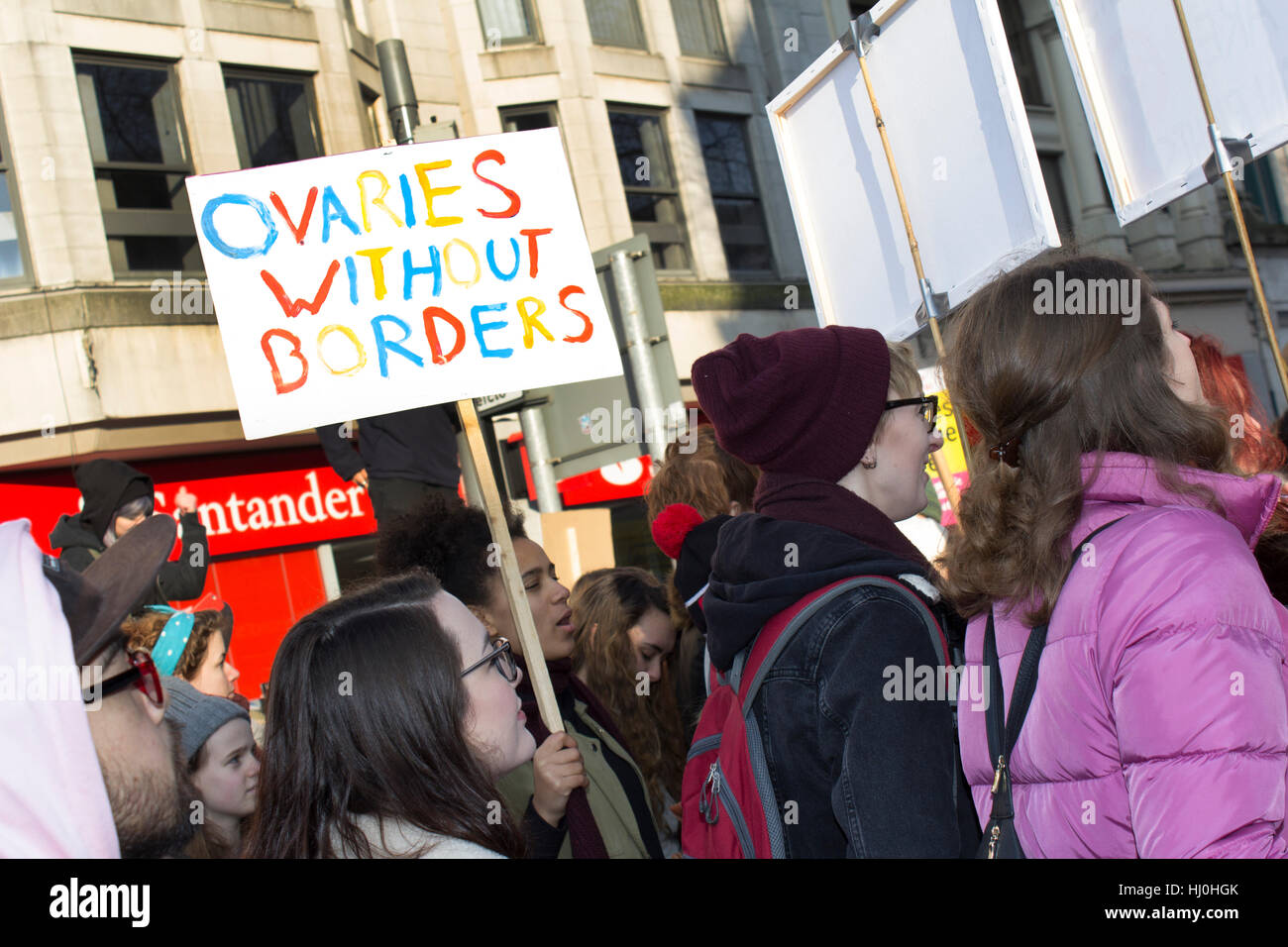 Cardiff, Galles. Xxi gen, 2017. I manifestanti che partecipano le donne del marzo su Queen Street, come parte di un movimento contro Donald Trump. Credito: Aimee mandria/Alamy Live News Foto Stock