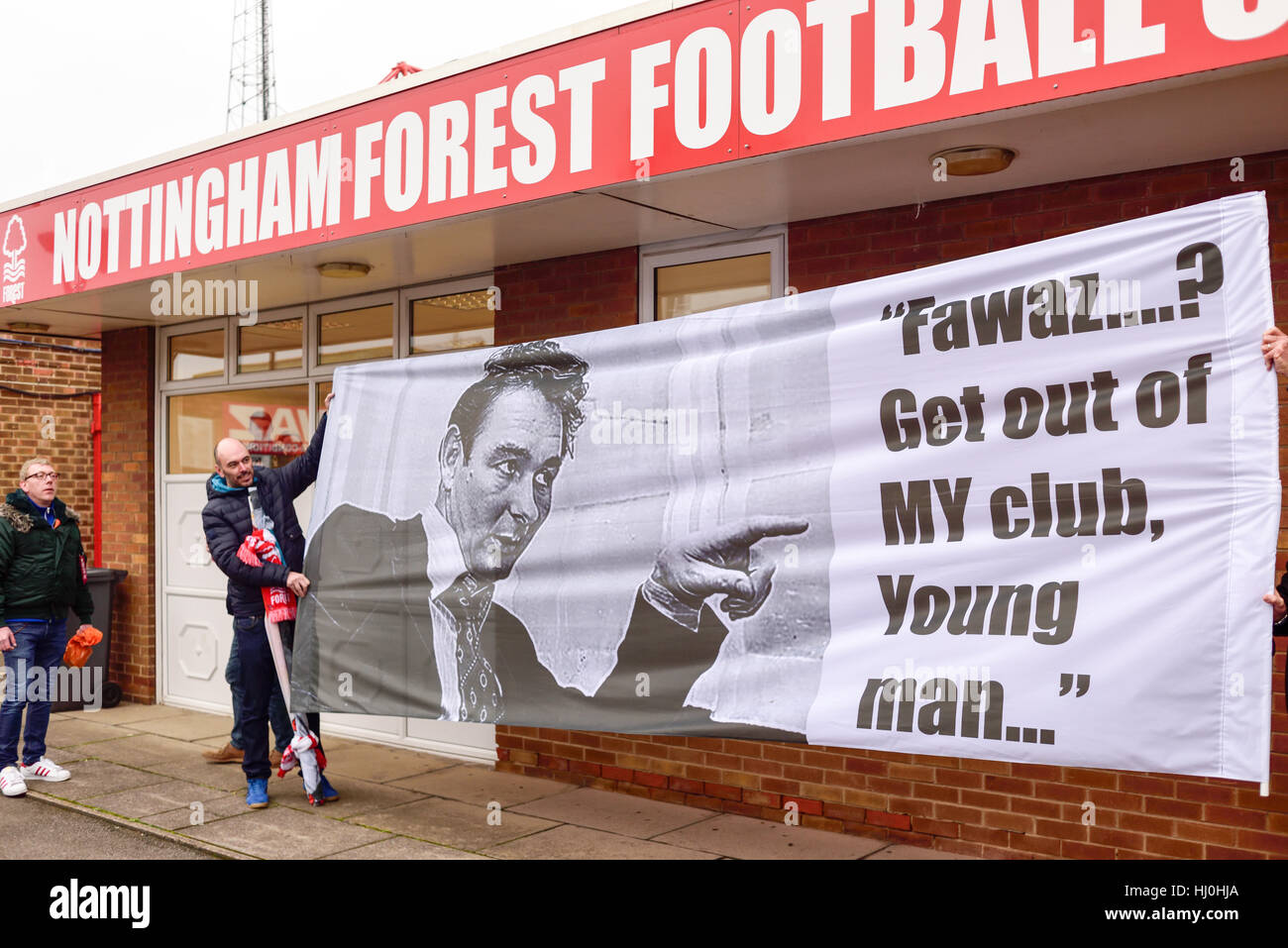 Nottingham, Regno Unito:21 Gennaio 2017;campionato i tifosi di calcio per il Nottingham Forest terrà una manifestazione di protesta oggi davanti a loro attrezzatura con Bristol city.Essi chiedono per il proprietario Fawaz Al Hasawi di lasciare il club.Migliaia di tifosi in giro cantando e cantando slogan, anche azienda striscioni e cartelloni per chiedere loro club all'indietro. Credito: Ian Francesco/Alamy Live News Foto Stock