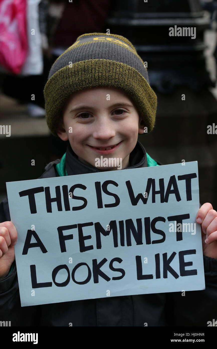 Manchester, Regno Unito. Il 21 gennaio, 2017. Un giovane ragazzo tenendo un cartello che recita "Questo è ciò che una femminista sembra', Albert Square,Manchester, 21 gennaio, 2017 (C)Barbara Cook/Alamy Live News Foto Stock