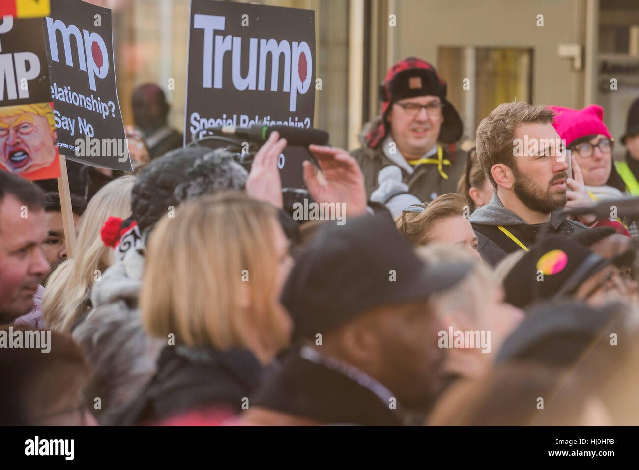 Londra, Regno Unito. Il 21 gennaio, 2017. Chris Robshaw al di fuori della US Embassy - Donne marzo a Londra - un movimento di base delle donne ha organizzato marche in tutto il mondo per affermare il 'i valori positivi che la politica della paura nega l' il primo giorno di Donald Trump assumerà la presidenza. I loro sostenitori includono: Amnesty International, Greenpeace, ActionAid UK, Oxfam GB, il Partito dei Verdi, orgoglio Londra, unite l'Unione, NUS, 50:50 Il Parlamento, a fermare la guerra di coalizione, CND. Credito: Guy Bell/Alamy Live News Foto Stock