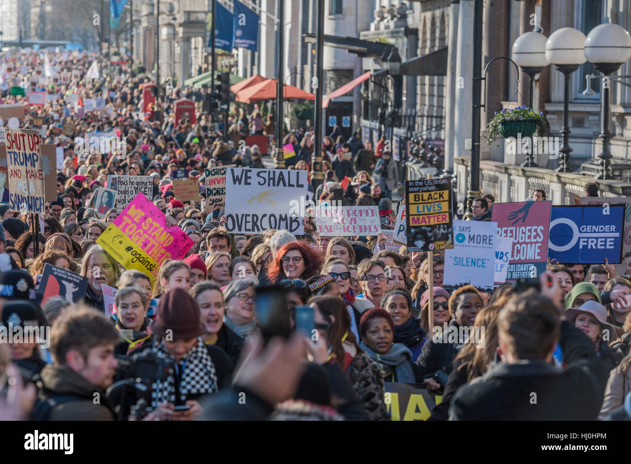 Londra, Regno Unito. Il 21 gennaio, 2017. Le donne di marzo a Londra - un movimento di base delle donne ha organizzato marche in tutto il mondo per affermare il 'i valori positivi che la politica della paura nega l' il primo giorno di Donald Trump assumerà la presidenza. I loro sostenitori includono: Amnesty International, Greenpeace, ActionAid UK, Oxfam GB, il Partito dei Verdi, orgoglio Londra, unite l'Unione, NUS, 50:50 Il Parlamento, a fermare la guerra di coalizione, CND. Credito: Guy Bell/Alamy Live News Foto Stock