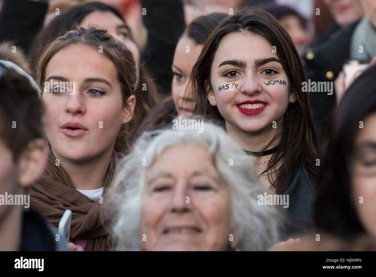 Londra, Regno Unito. Il 21 gennaio, 2017. Folle a Trafalgar Square - Donne marzo a Londra - un movimento di base delle donne ha organizzato marche in tutto il mondo per affermare il 'i valori positivi che la politica della paura nega l' il primo giorno di Donald Trump assumerà la presidenza. I loro sostenitori includono: Amnesty International, Greenpeace, ActionAid UK, Oxfam GB, il Partito dei Verdi, orgoglio Londra, unite l'Unione, NUS, 50:50 Il Parlamento, a fermare la guerra di coalizione, CND. Credito: Guy Bell/Alamy Live News Foto Stock