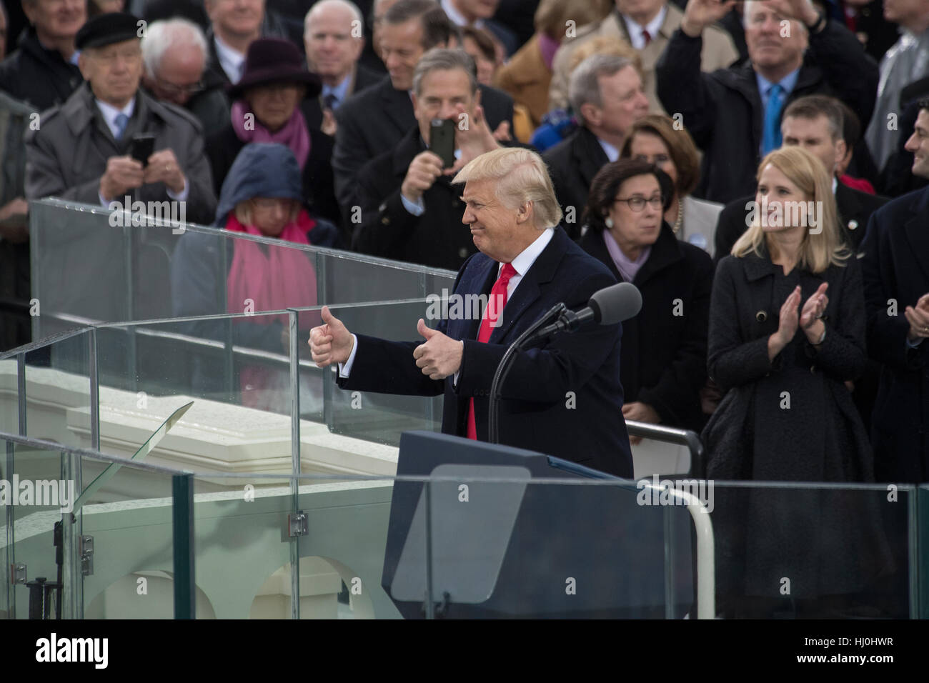 Washington, Stati Uniti d'America. Xx gen, 2017. Stati Uniti Presidente Donald Trump offre il suo discorso inaugurale dopo aver prestato giuramento di Office per diventare presidente degli Stati Uniti durante la cerimonia inaugurale svoltasi presso l'U.S. Campidoglio in Washington, DC, Stati Uniti, il 20 gennaio 2017. Donald Trump è stato giurato il venerdì come il quarantacinquesimo Presidente degli Stati Uniti. Credito: charlie archambault/Alamy Live News Foto Stock