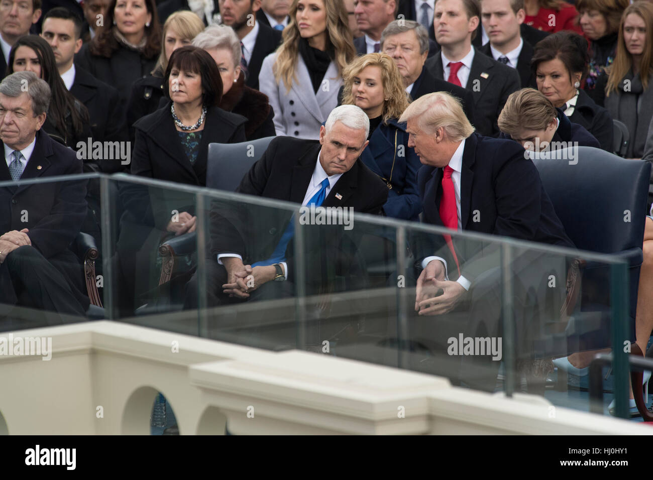 Washington, Stati Uniti d'America. Xx gen, 2017.Il presidente statunitense Donald Trump parla a noi Vice Presidente Mike Pence durante la cerimonia inaugurale svoltasi presso l'U.S. Campidoglio in Washington, DC, Stati Uniti, il 20 gennaio 2017. Donald Trump è stato giurato il venerdì come il quarantacinquesimo Presidente degli Stati Uniti. Credito: charlie archambault/Alamy Live News Foto Stock