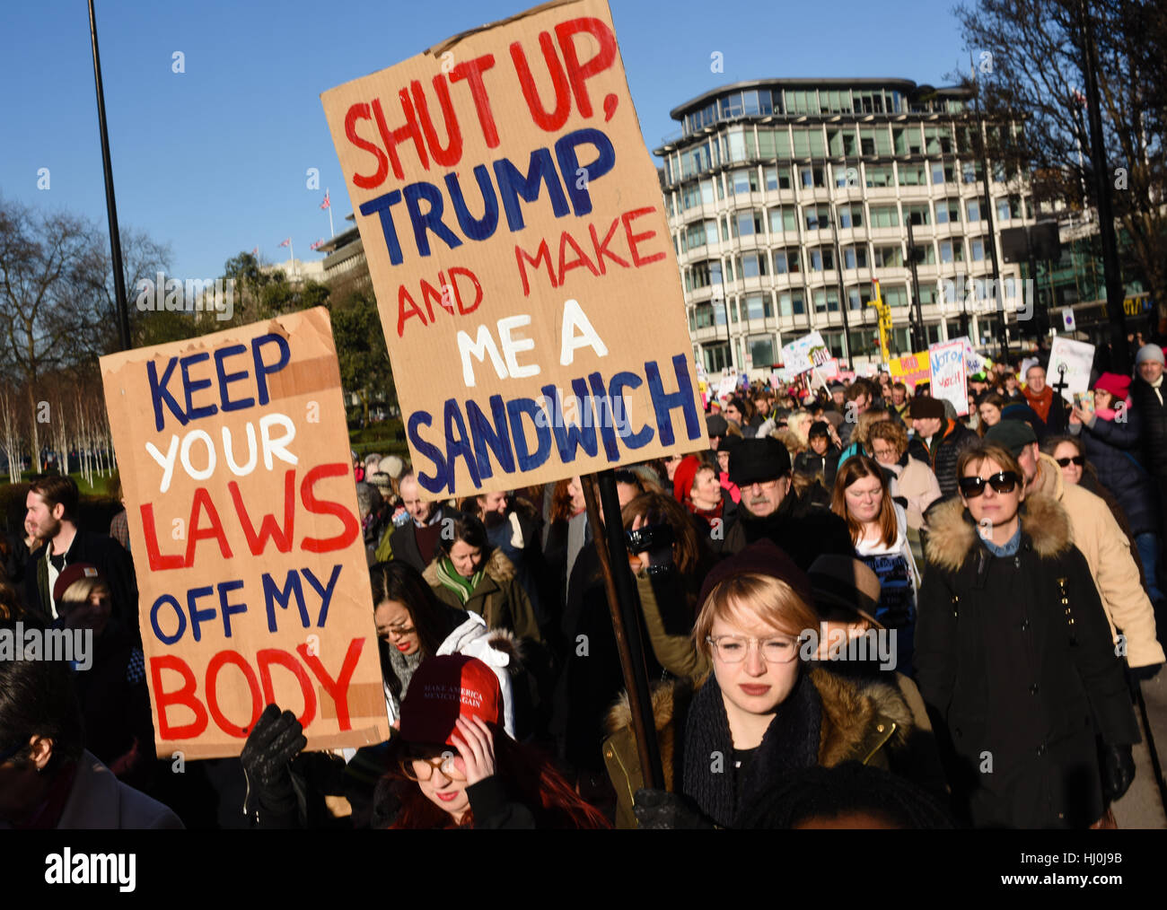 Londra, Regno Unito. Xxi gen, 2017. Migliaia di manifestanti hanno preso parte le donne del marzo nel centro di Londra per opporsi a Donald Trump. Il mese di marzo ha iniziato presso l Ambasciata degli Stati Uniti a Grosvenor Square e finito con un gran rally in Trafalgar Square. Credito: Giacobbe Sacks-Jones/Alamy Live News. Foto Stock