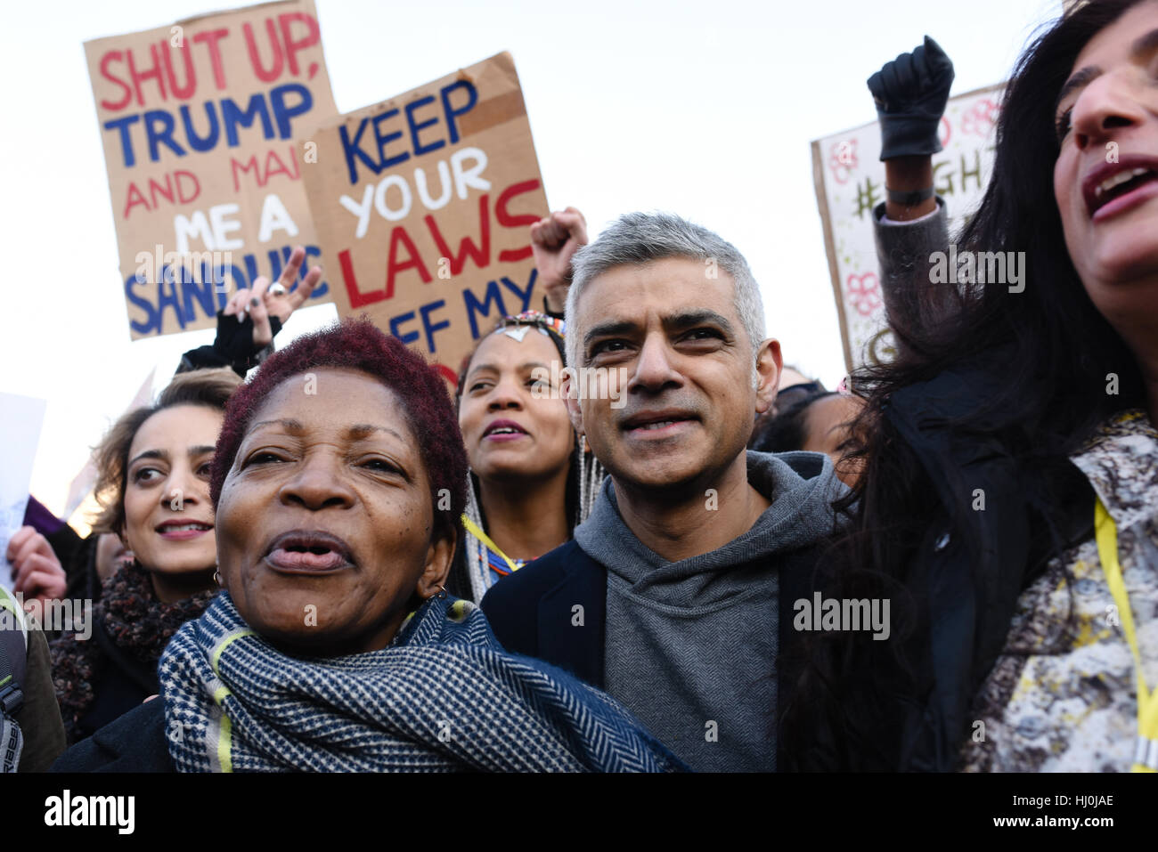 Londra, Regno Unito. Xxi gen, 2017. Il sindaco di Londra Sadiq Khan uniti migliaia di dimostranti presso le donne del mese di marzo in Trafalgar Square di opporsi a Donald Trump. Il mese di marzo ha iniziato presso l Ambasciata degli Stati Uniti a Grosvenor Square e finito con un gran rally in Trafalgar Square. Credito: Giacobbe Sacks-Jones/Alamy Live News. Foto Stock