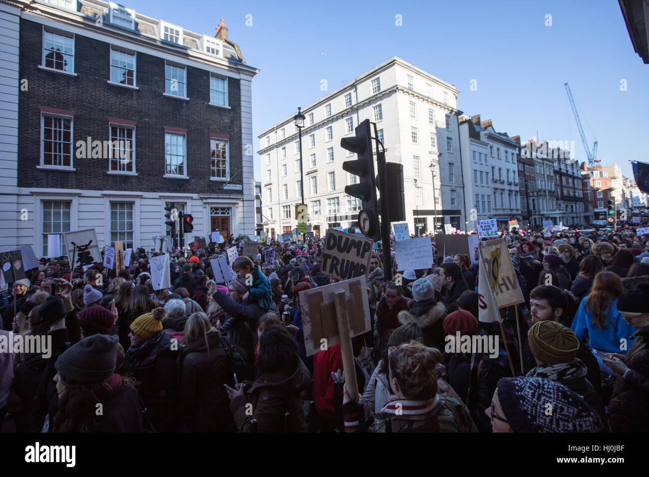 Londra. Regno Unito 21 gennaio. Migliaia frequentare le donne del marzo su Londra, iniziata all'ambasciata statunitense e finito in Trafalgar Square. Carol credito moiré/AlamyLiveNews. Foto Stock