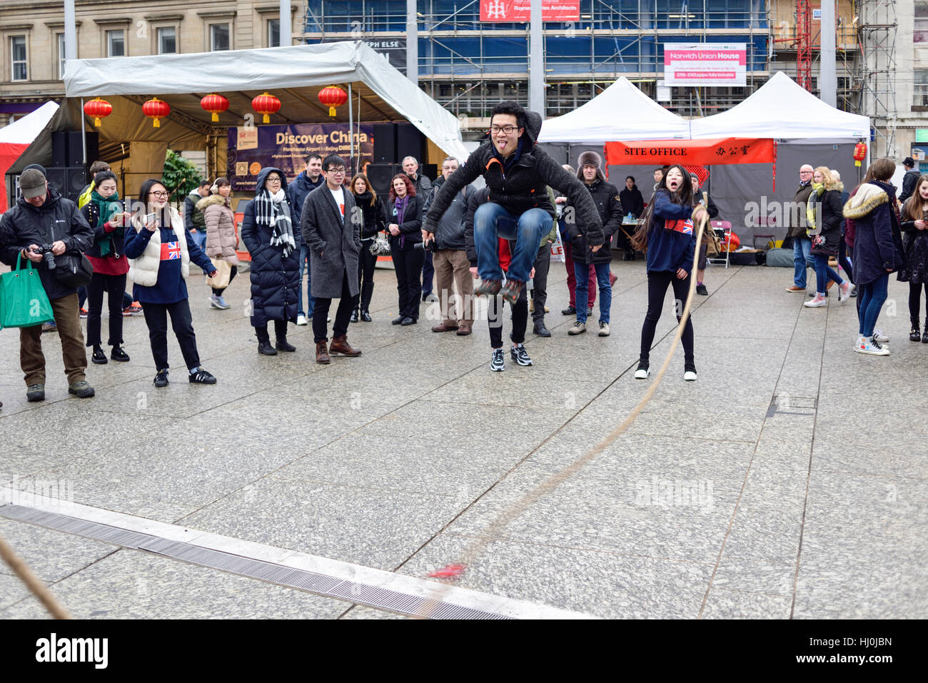 Nottingham, Regno Unito. Xxi gen, 2017. La vecchia piazza del mercato di Nottingham il centro città ha ospitato per capodanno cinese oggi, celebrando l Anno del Gallo. Credito: Ian Francesco/Alamy Live News Foto Stock
