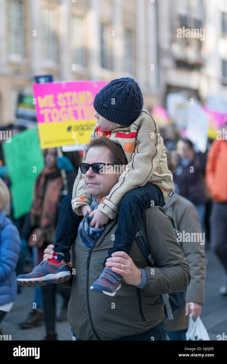 Londra, Regno Unito. Il 21 gennaio, 2017. Le donne di marzo, Londra, UK Credit: Laurence Praxe Alamy/Live News Foto Stock