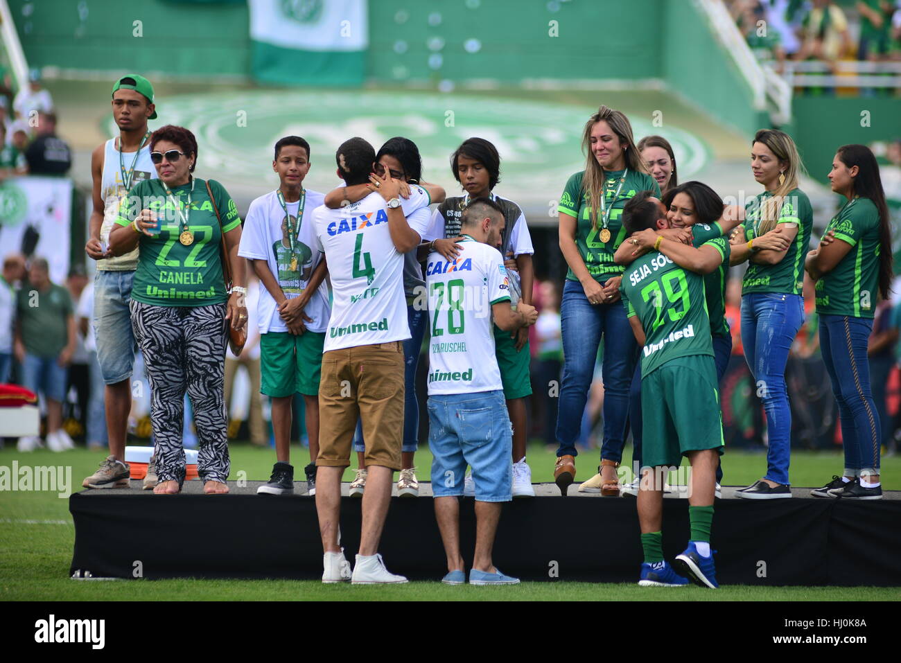 Prima della partita amichevole tra il brasiliano football club Chapecoense e Palmeiras, i superstiti del team Chapecoense vanno onorati all'Arena Condá in Chapecó, Brasile, 21 gennaio 2017. Dopo quasi due mesi di arresto piano lasciando 71 morti, il brasiliano football club Chapecoense sta prendendo parte ad un primo test match. La disgrazia quasi costata la vita di tutto il team. Foto: Antonio Cicero/dpa Foto Stock