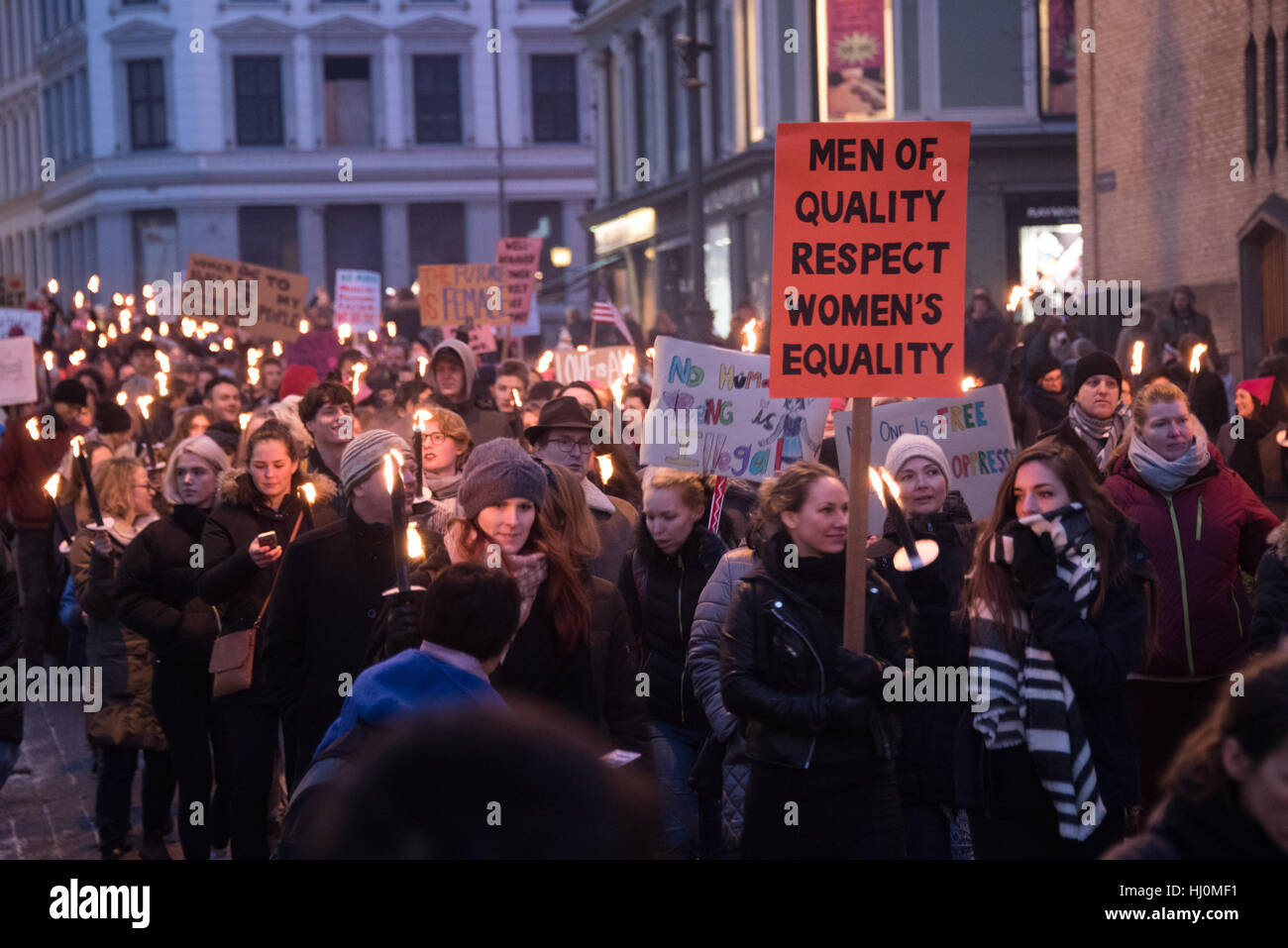 Oslo, Norvegia, 17 gennaio, 2017. Unisciti a migliaia di donne del marzo Norvegia, uno di 670 proteste globali il giorno dopo la cerimonia di inaugurazione della U.S. Presidente Donald Trump. Ryan Rodrick Beiler Alamy/Live News Foto Stock