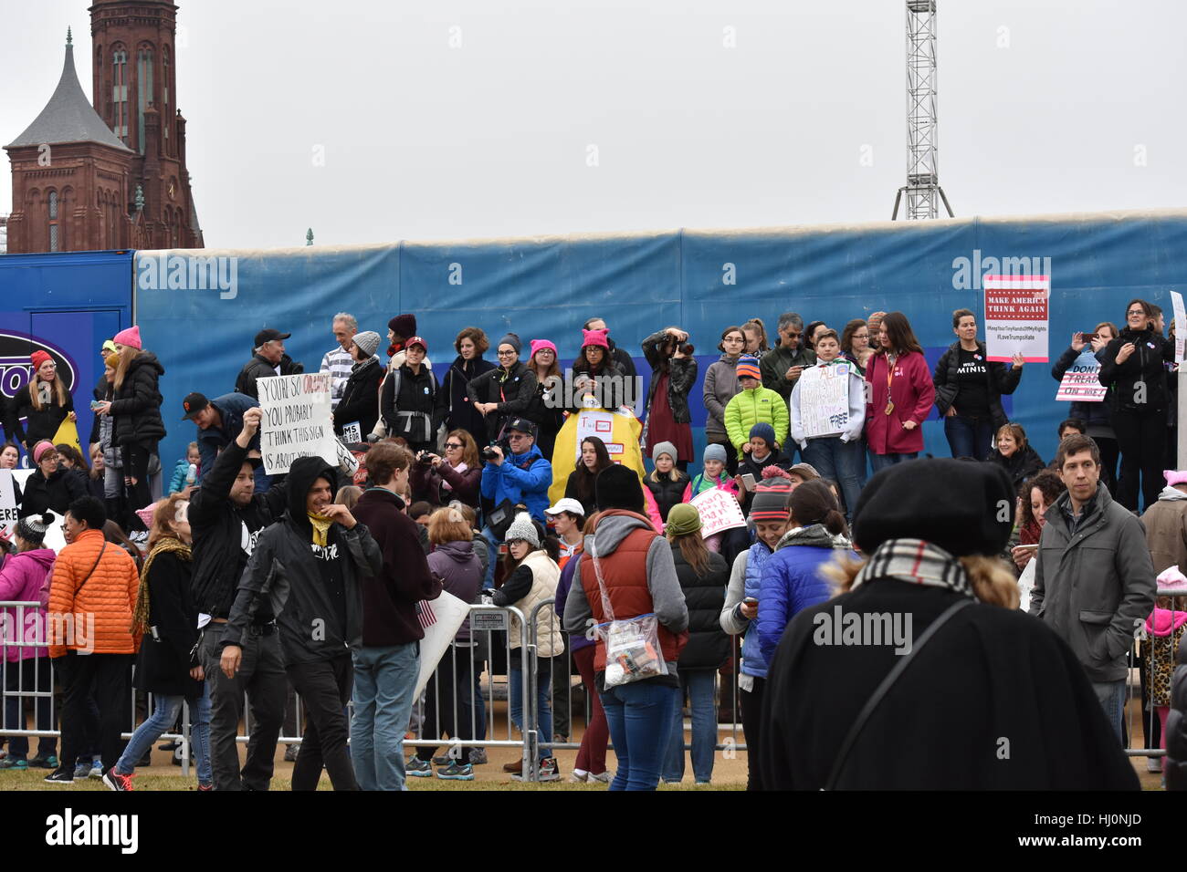 Washington, Stati Uniti d'America. Xxi Jan 2017. Manifestanti marzo nelle donne il marzo su Washington di Washington DC Credito: Carlos Romero Talamas/Alamy Live News Foto Stock