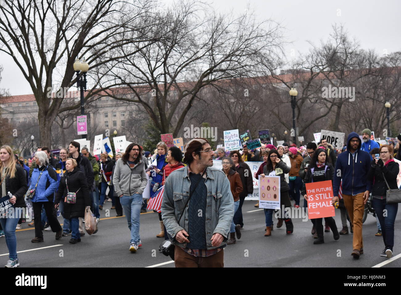 Washington, Stati Uniti d'America. Xxi Jan 2017. Manifestanti marzo nelle donne il marzo su Washington di Washington DC Credito: Carlos Romero Talamas/Alamy Live News Foto Stock