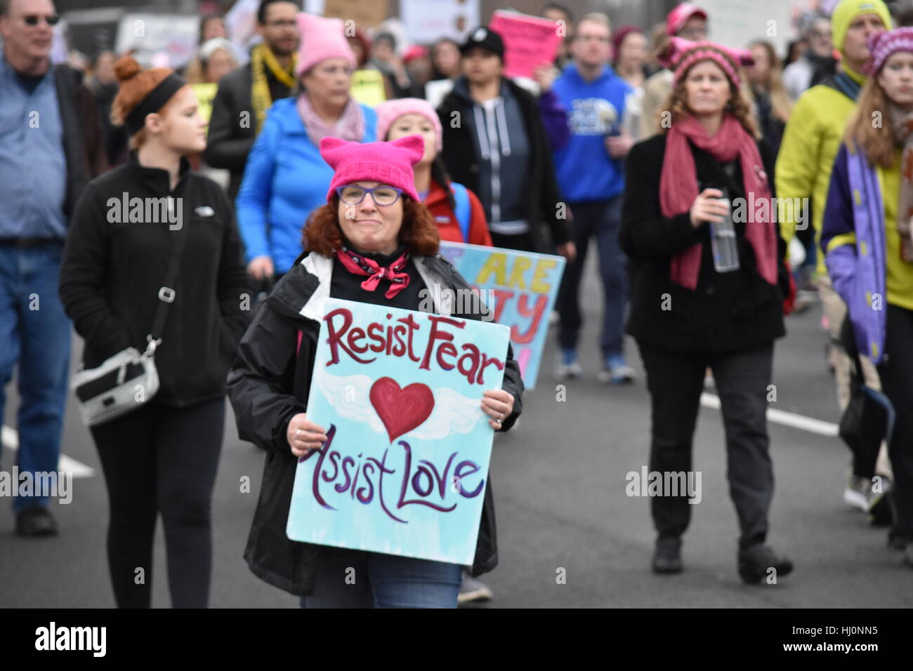 Washington, Stati Uniti d'America. Xxi Jan 2017. Manifestanti marzo nelle donne il marzo su Washington di Washington DC Credito: Carlos Romero Talamas/Alamy Live News Foto Stock