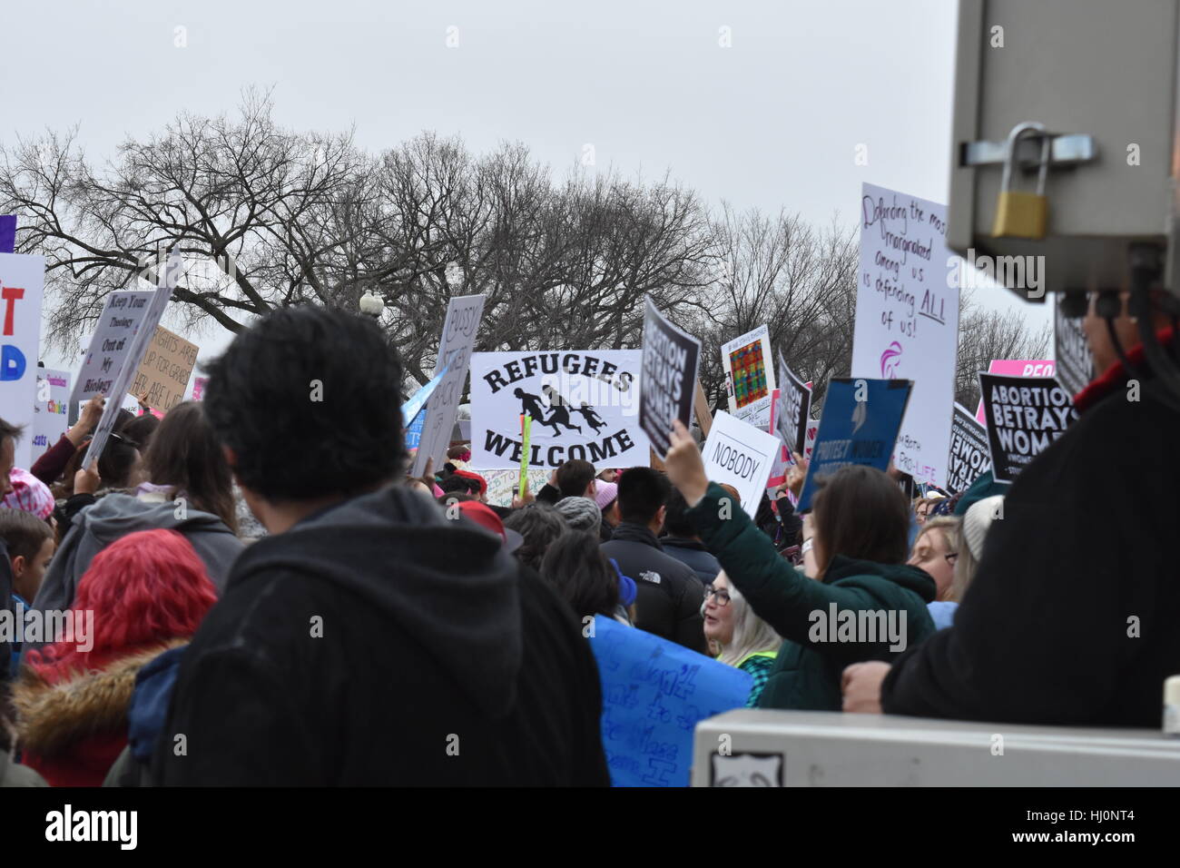 Washington, Stati Uniti d'America. Xxi Jan 2017. Manifestanti marzo al di fuori dell'African American Museum di Washington DC Credito: Carlos Romero Talamas/Alamy Live News Foto Stock