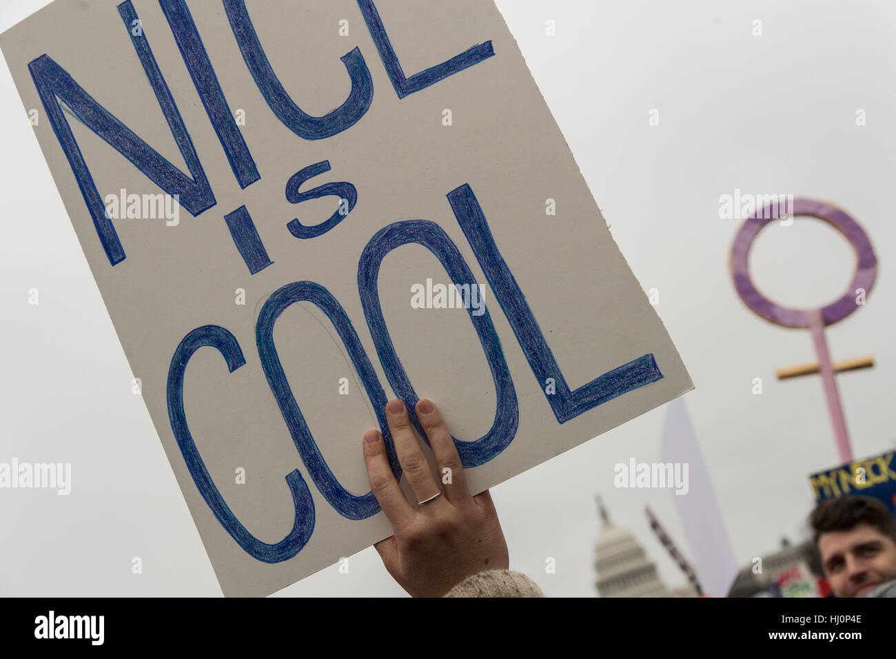 Washington, Stati Uniti d'America. Xxi gen, 2017.manifestanti segni d'onda durante la donna marzo su Washington in segno di protesta al presidente Donald Trump in Washington, DC. Più di 500.000 persone stipate National Mall in una pacifica e il festival di rally in un rimprovero del nuovo presidente. Credito: Planetpix/Alamy Live News Foto Stock