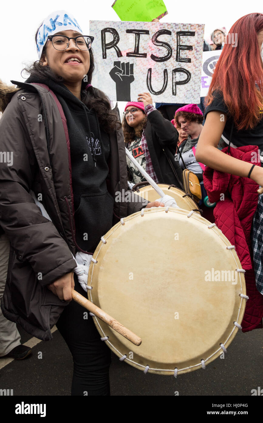 Washington, Stati Uniti d'America. Xxi gen, 2017.I percussionisti motivare la folla durante la donna marzo su Washington in segno di protesta al presidente Donald Trump in Washington, DC. Più di 500.000 persone stipate National Mall in una pacifica e il festival di rally in un rimprovero del nuovo presidente. Credito: Planetpix/Alamy Live News Foto Stock