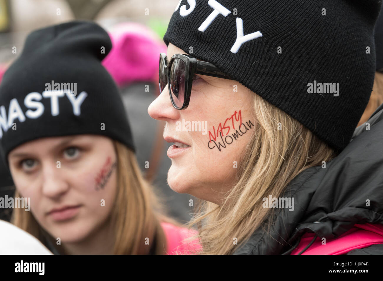 Washington, Stati Uniti d'America. Xxi gen, 2017.Le donne indossano brutte donna tatuaggi sul loro viso durante le donne del marzo su Washington in segno di protesta al presidente Donald Trump in Washington, DC. Più di 500.000 persone stipate National Mall in una pacifica e il festival di rally in un rimprovero del nuovo presidente. Credito: Planetpix/Alamy Live News Foto Stock