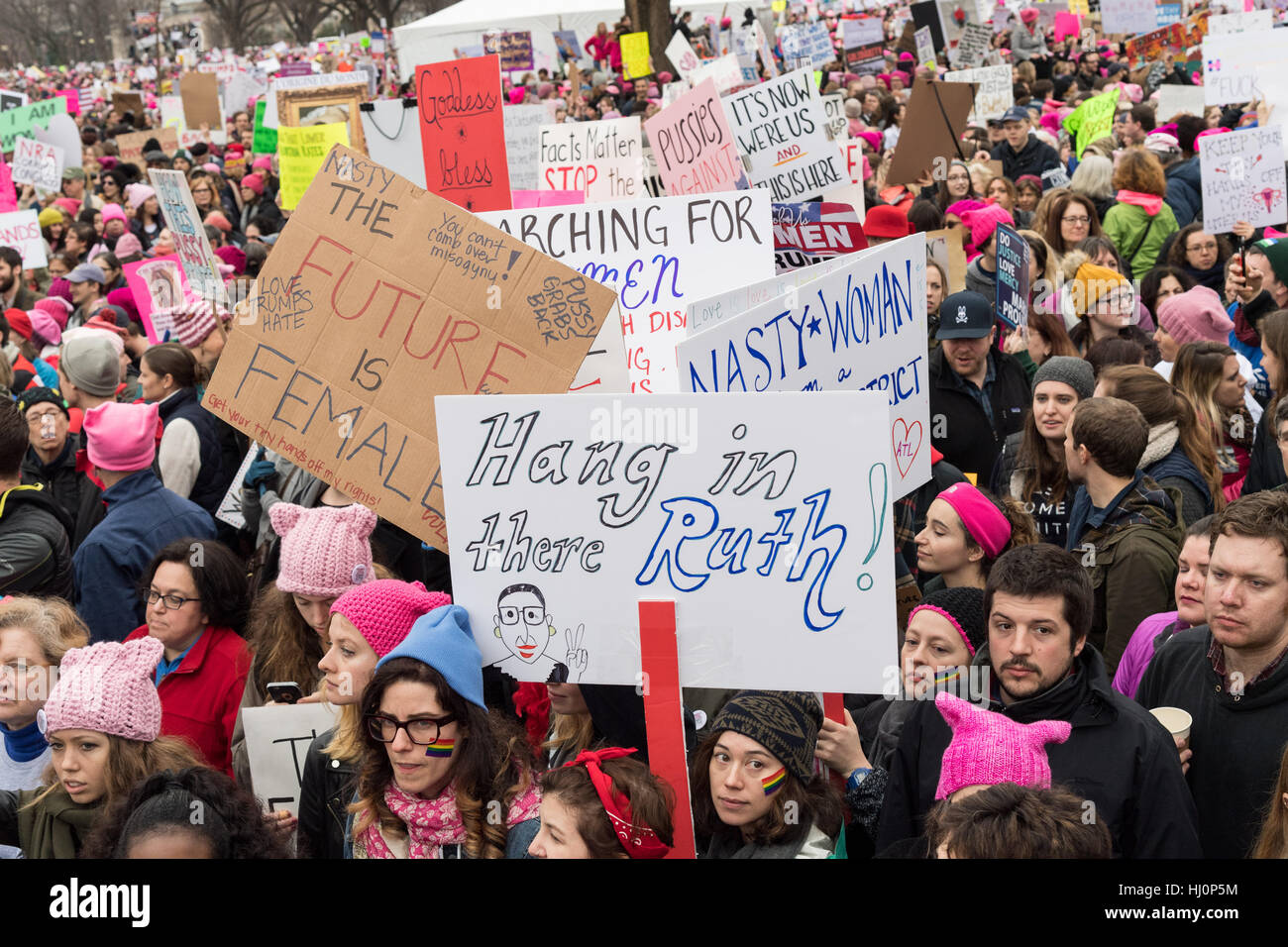 Washington, Stati Uniti d'America. Xxi gen, 2017.manifestanti segni d'onda durante la donna marzo su Washington in segno di protesta al presidente Donald Trump in Washington, DC. Più di 500.000 persone stipate National Mall in una pacifica e il festival di rally in un rimprovero del nuovo presidente. Credito: Planetpix/Alamy Live News Foto Stock