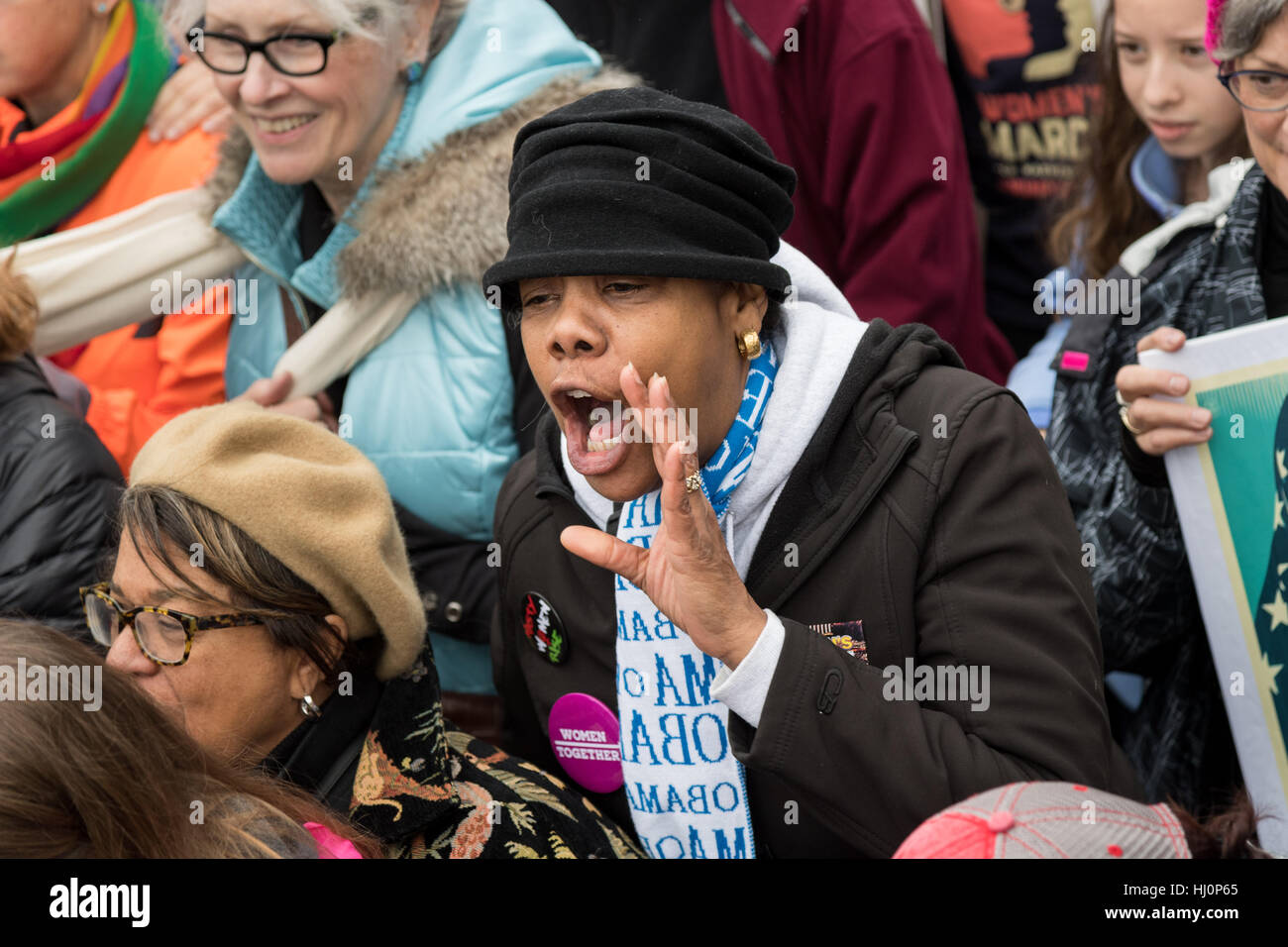 Washington, Stati Uniti d'America. Xxi gen, 2017.i manifestanti gridare slogan durante le donne del marzo su Washington in segno di protesta al presidente Donald Trump in Washington, DC. Più di 500.000 persone stipate National Mall in una pacifica e il festival di rally in un rimprovero del nuovo presidente. Credito: Planetpix/Alamy Live News Foto Stock