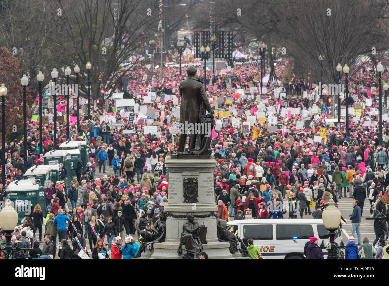 Washington, Stati Uniti d'America. Xxi gen, 2017.centinaia di migliaia di dimostranti si riuniscono su Viale Indipendenza durante la donna marzo su Washington in segno di protesta al presidente Donald Trump in Washington, DC. Più di 500.000 persone stipate National Mall in una pacifica e il festival di rally in un rimprovero del nuovo presidente. Credito: Planetpix/Alamy Live News Foto Stock