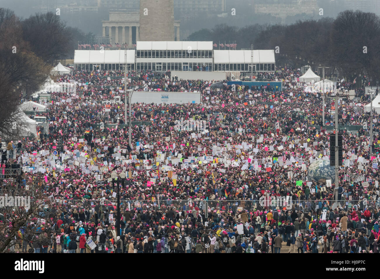 Washington, Stati Uniti d'America. Xxi gen, 2017.centinaia di migliaia di dimostranti si riuniscono nel National Mall durante la donna marzo su Washington in segno di protesta al presidente Donald Trump in Washington, DC. Più di 500.000 persone stipate National Mall in una pacifica e il festival di rally in un rimprovero del nuovo presidente. Credito: Planetpix/Alamy Live News Foto Stock