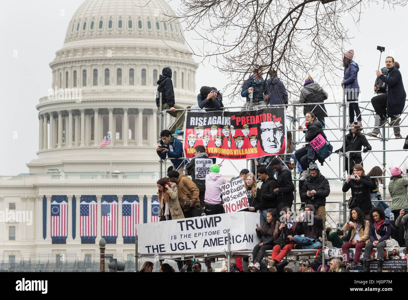 Washington, Stati Uniti d'America. Xxi gen, 2017.manifestanti ponteggi salire a sinistra oltre dall inaugurazione di fronte all'U.S. Capitol durante la donna marzo su Washington in segno di protesta al presidente Donald Trump in Washington, DC. Più di 500.000 persone stipate National Mall in una pacifica e il festival di rally in un rimprovero del nuovo presidente. Credito: Planetpix/Alamy Live News Foto Stock