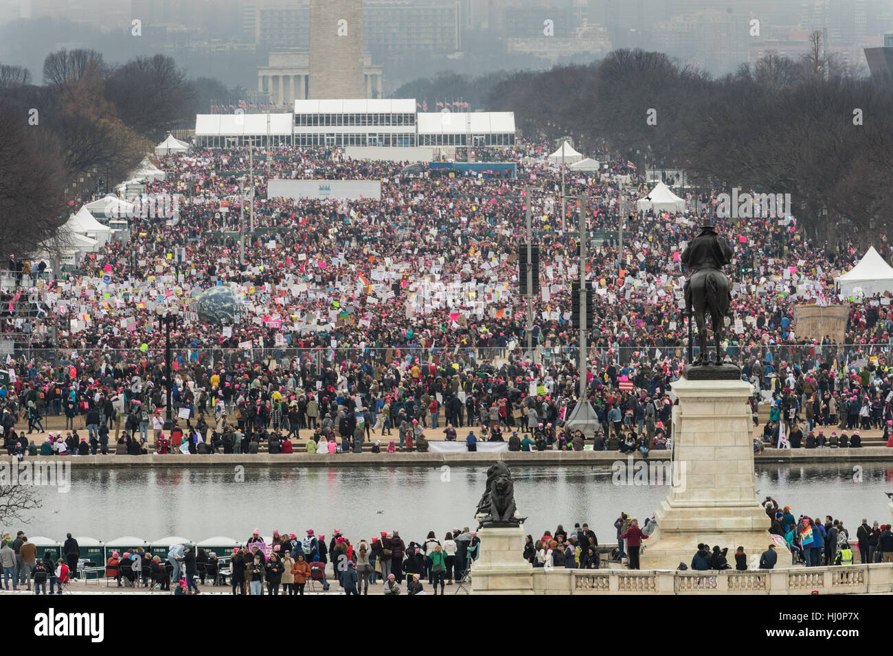 Washington, Stati Uniti d'America. Xxi gen, 2017.centinaia di migliaia di dimostranti si riuniscono nel National Mall durante la donna marzo su Washington in segno di protesta al presidente Donald Trump in Washington, DC. Più di 500.000 persone stipate National Mall in una pacifica e il festival di rally in un rimprovero del nuovo presidente. Credito: Planetpix/Alamy Live News Foto Stock
