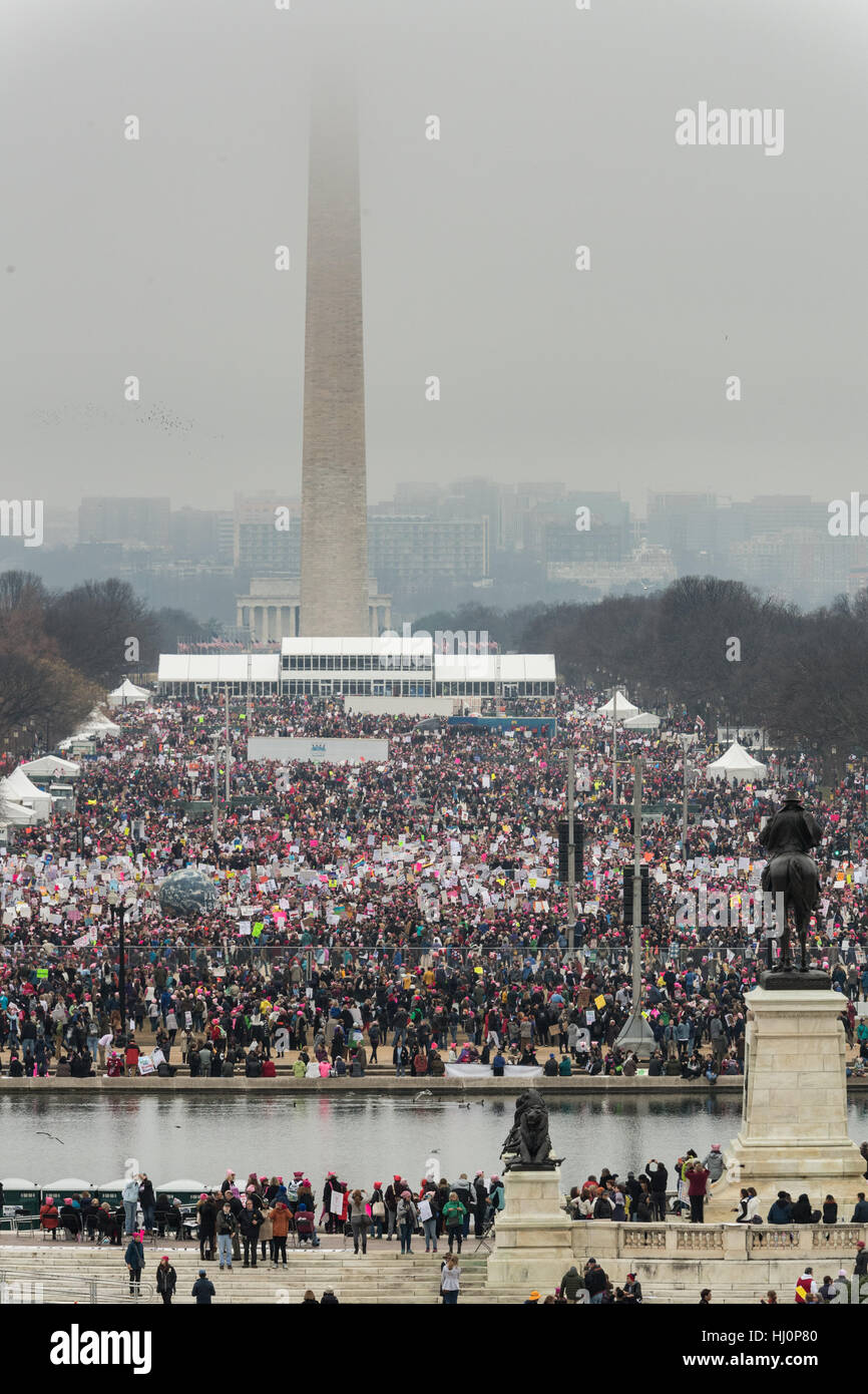 Washington, Stati Uniti d'America. Xxi gen, 2017.centinaia di migliaia di dimostranti si riuniscono nel National Mall durante la donna marzo su Washington in segno di protesta al presidente Donald Trump in Washington, DC. Più di 500.000 persone stipate National Mall in una pacifica e il festival di rally in un rimprovero del nuovo presidente. Credito: Planetpix/Alamy Live News Foto Stock
